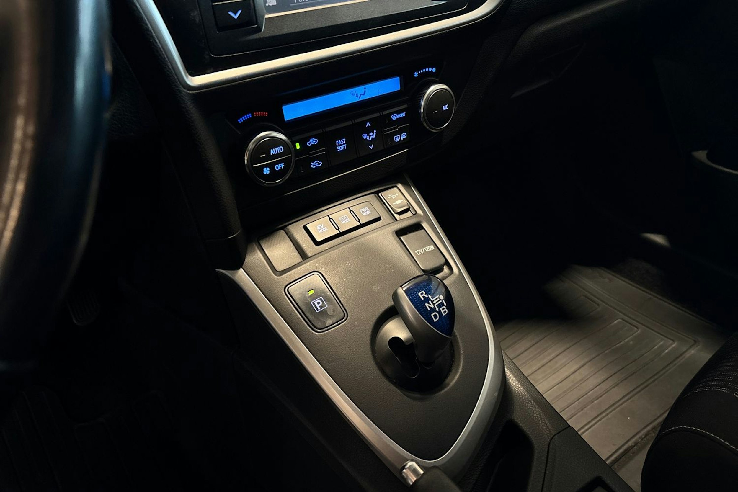 Valkoinen Toyota Auris 2014 kuva 20.