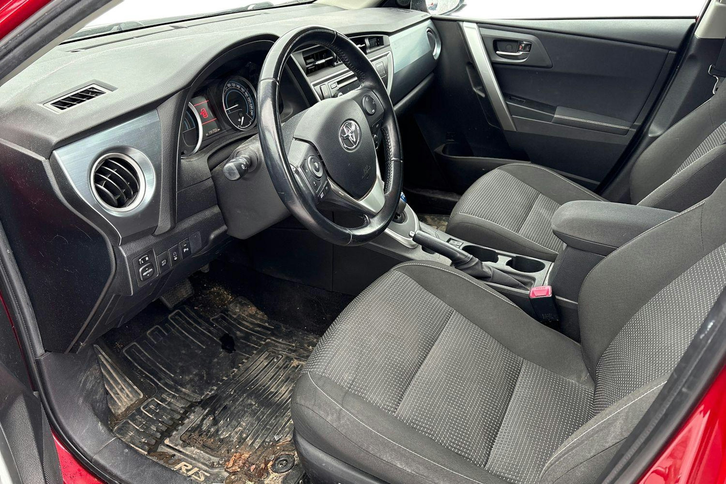 punainen Toyota Auris 2014 kuva 3.