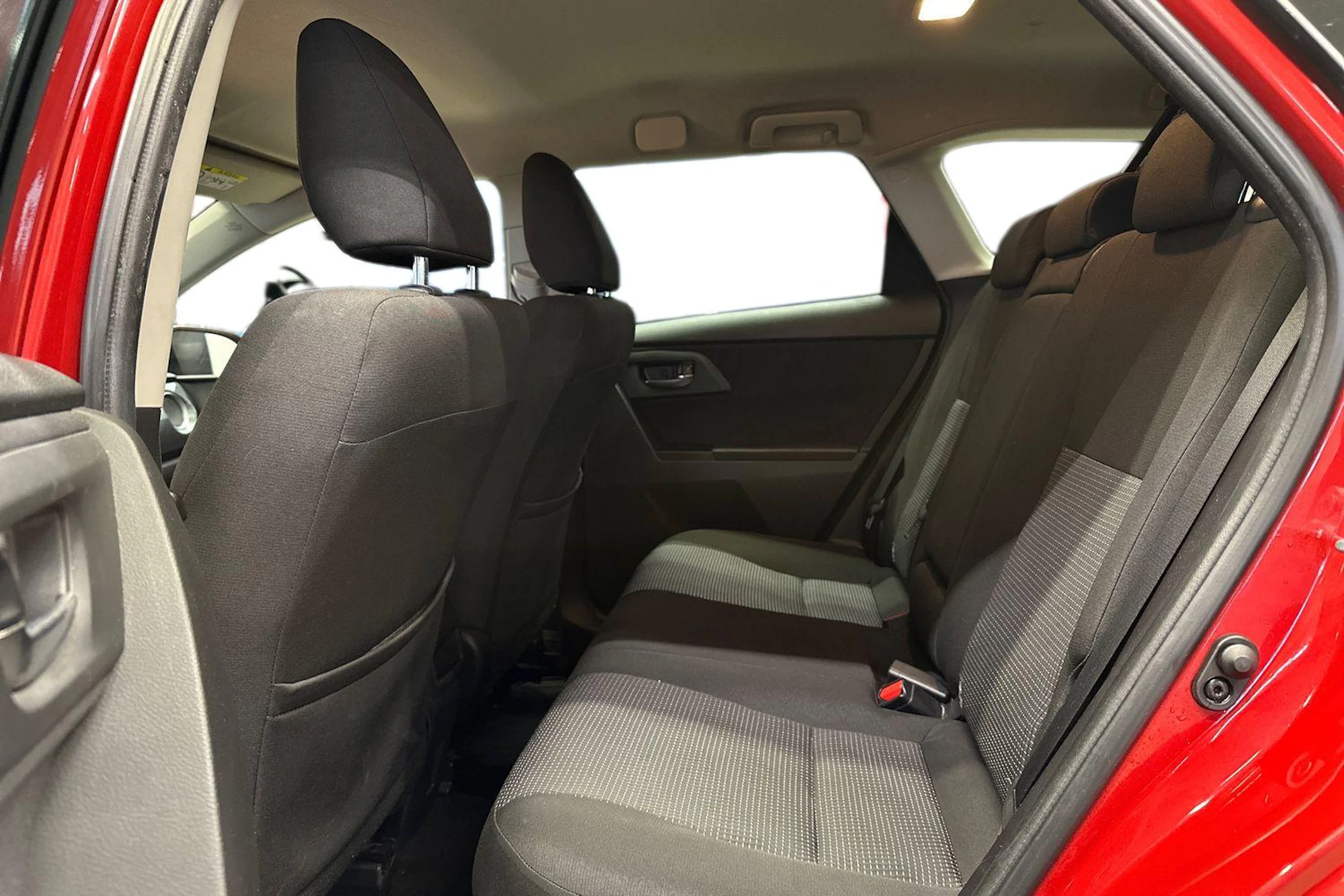 punainen Toyota Auris 2014 kuva 10.