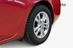 punainen Toyota Auris 2014 kuva 11.