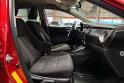 punainen Toyota Auris 2014 kuva 13.