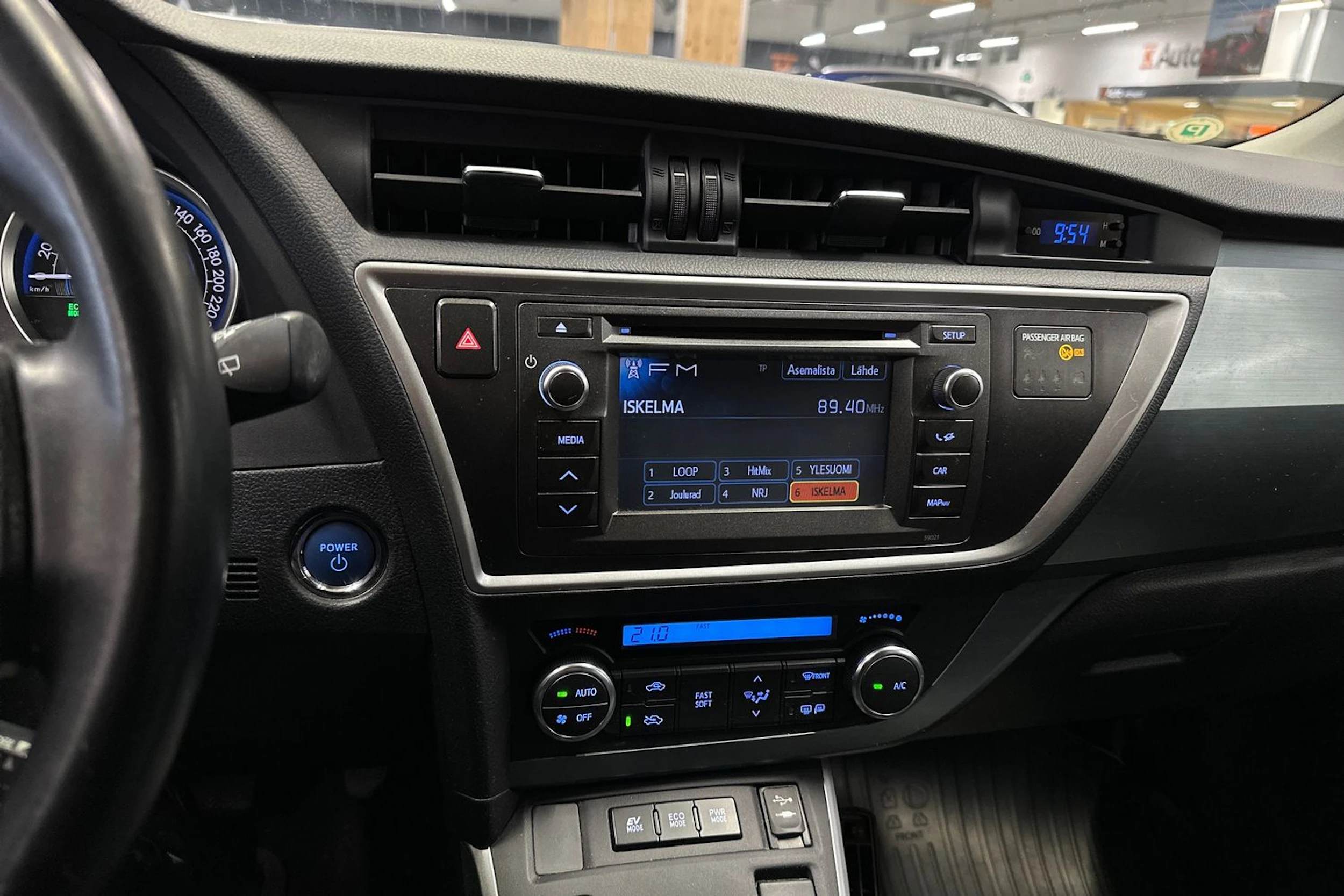 punainen Toyota Auris 2014 kuva 16.