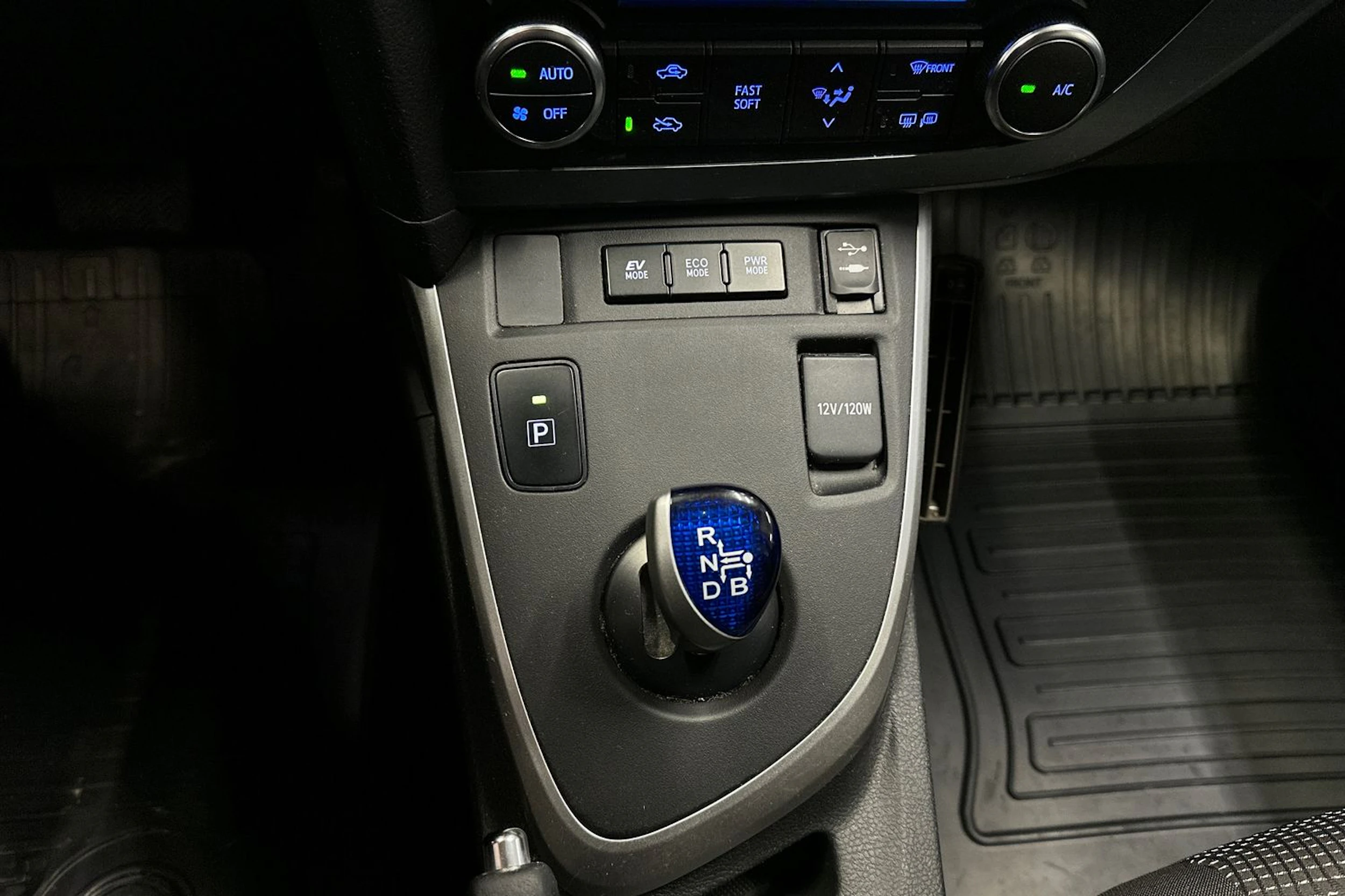 punainen Toyota Auris 2014 kuva 17.