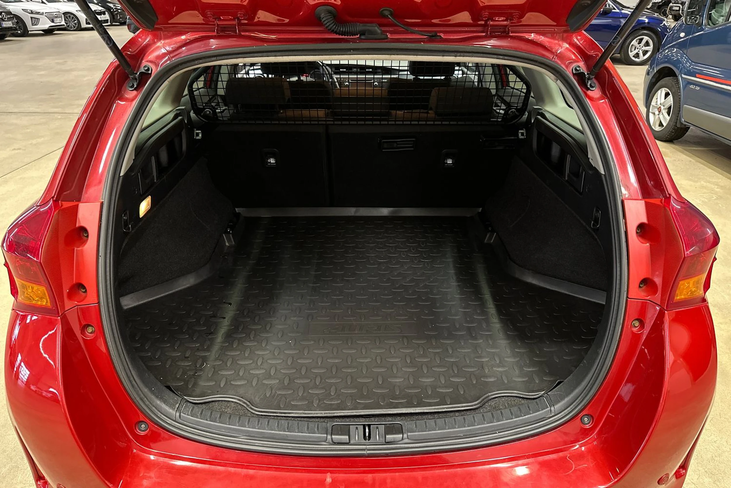 punainen Toyota Auris 2014 kuva 24.