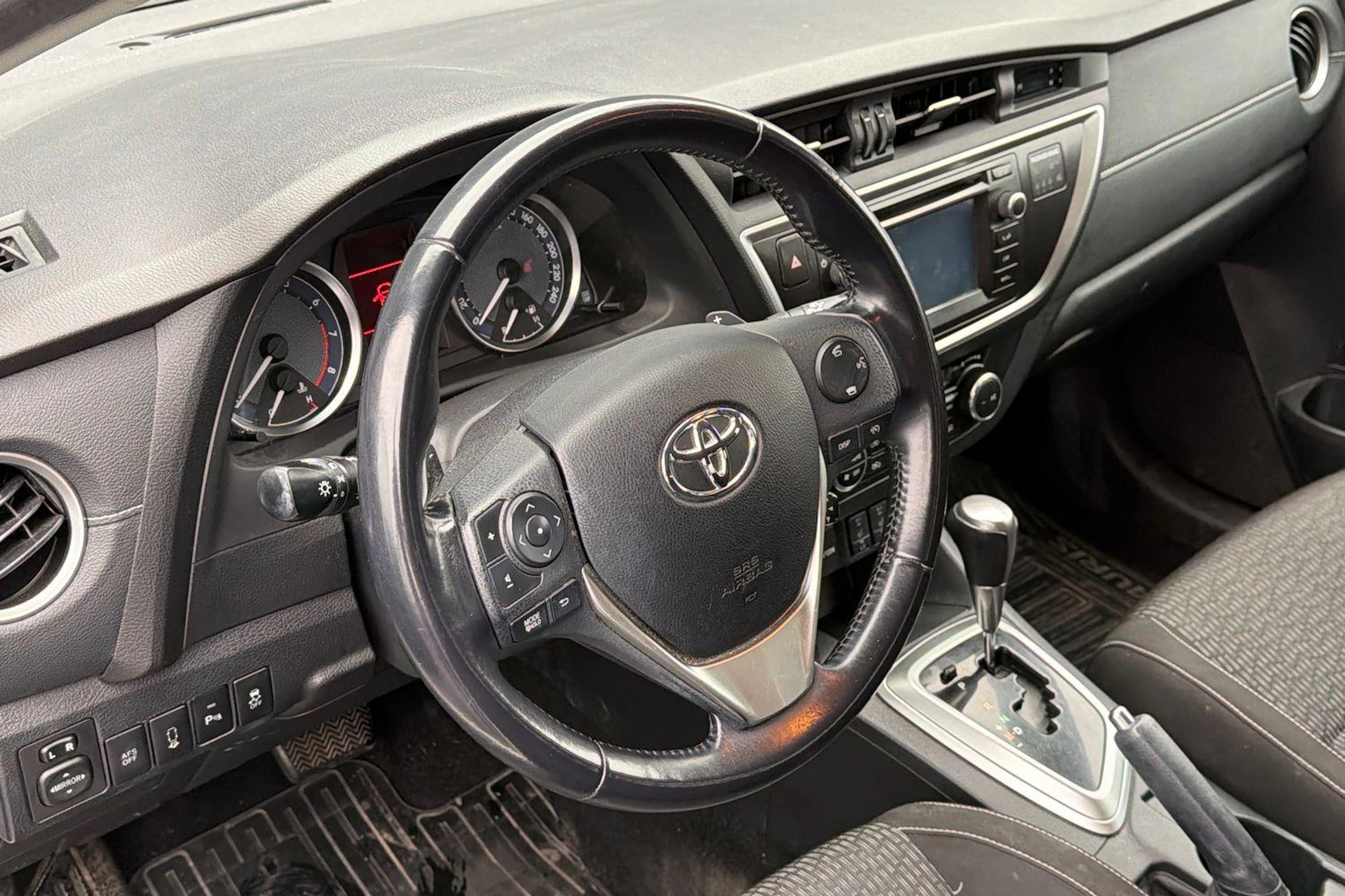 valkoinen Toyota Auris 2014 kuva 3.