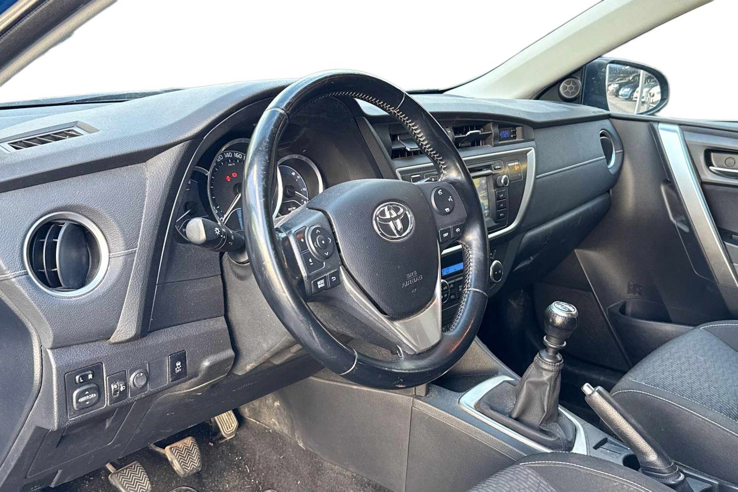 sininen Toyota Auris 2015 kuva 3.