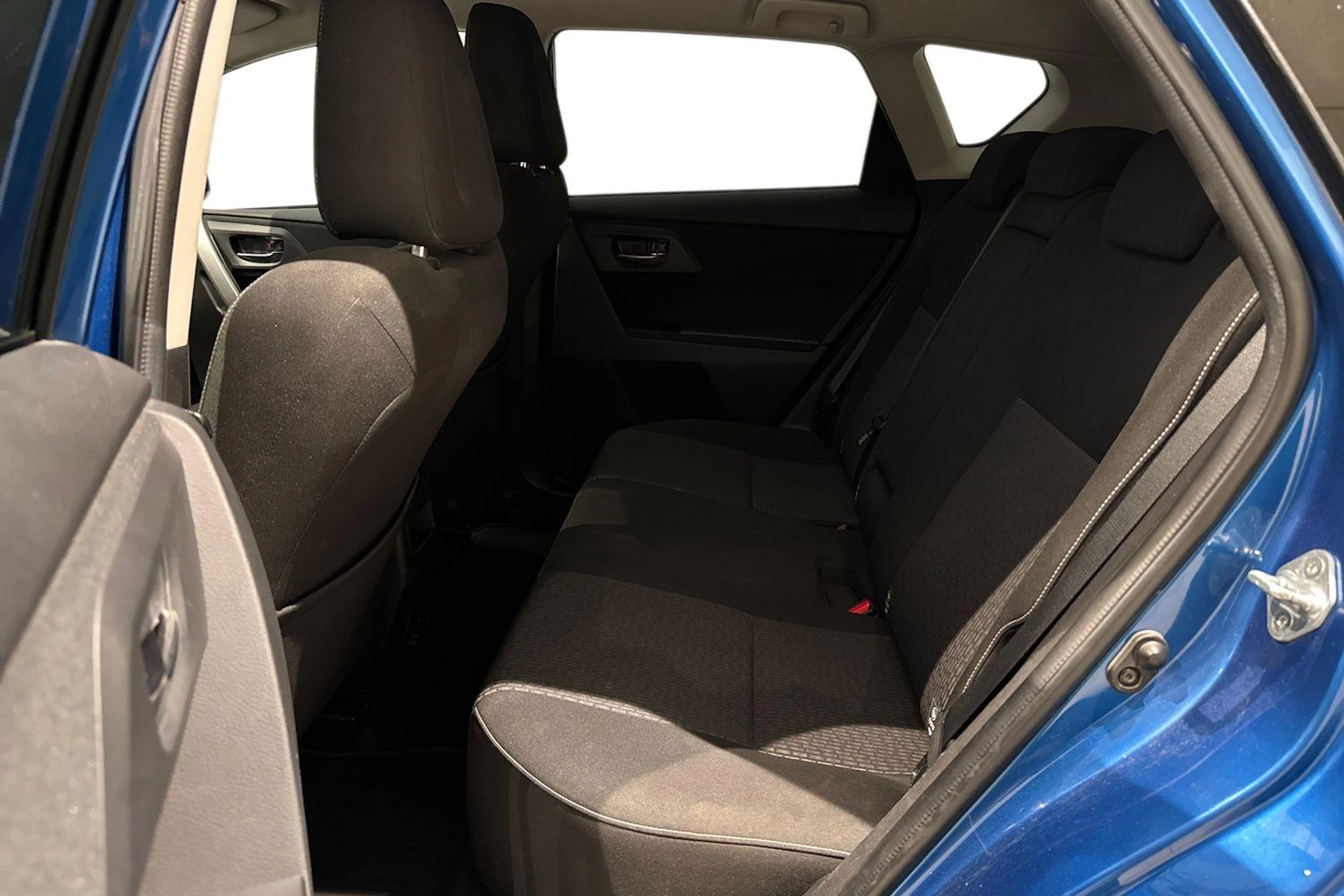 sininen Toyota Auris 2015 kuva 8.