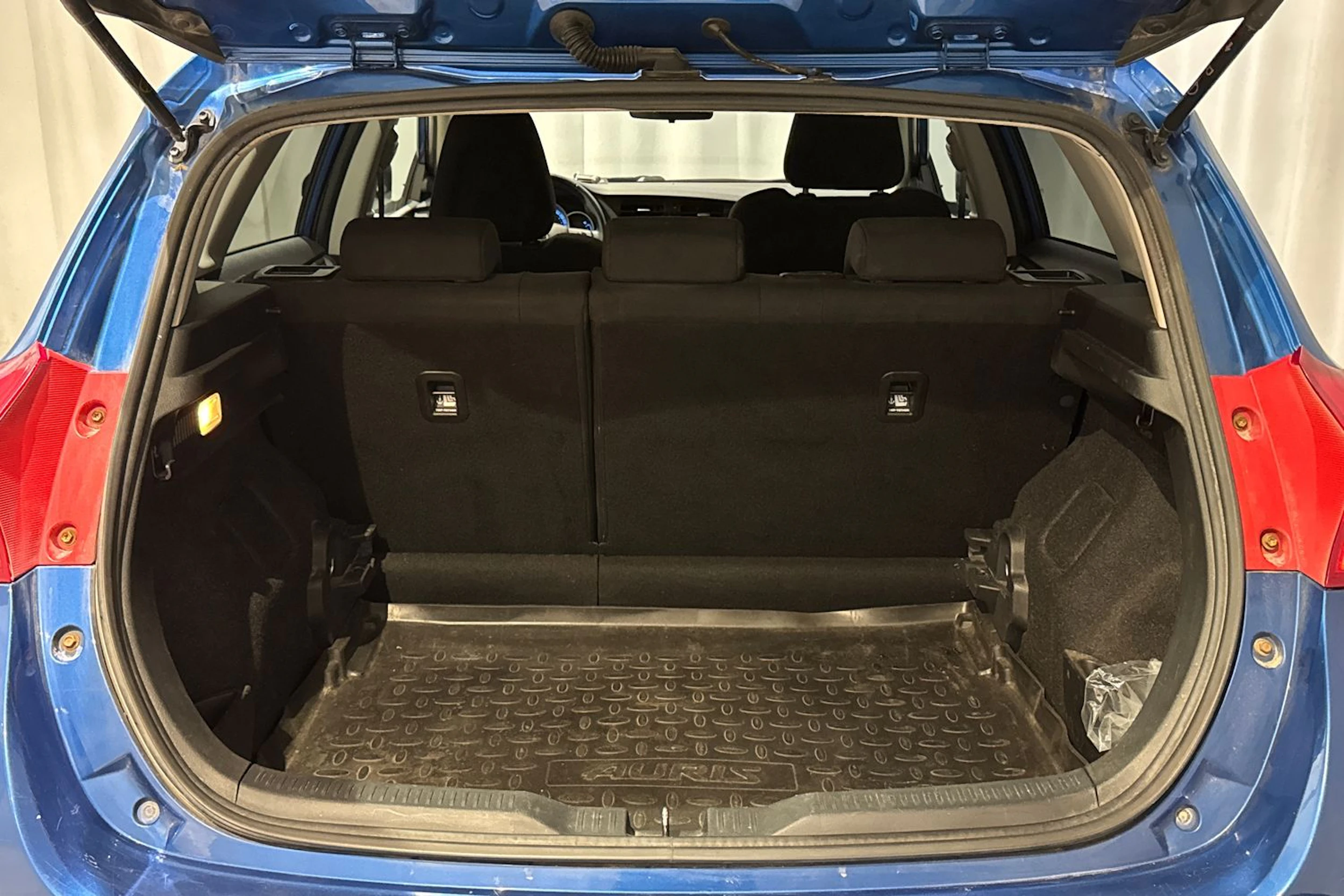 sininen Toyota Auris 2015 kuva 12.