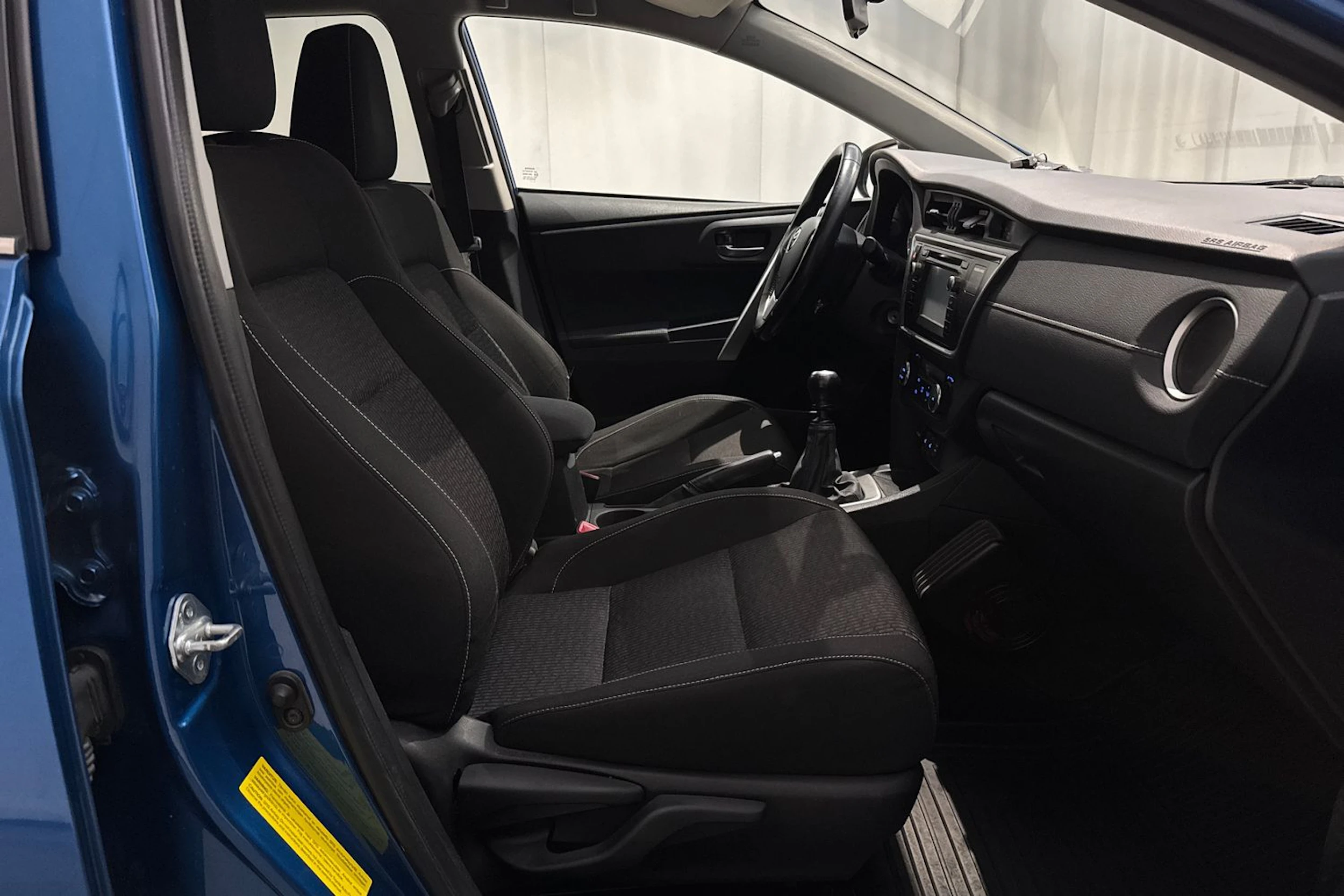sininen Toyota Auris 2015 kuva 13.