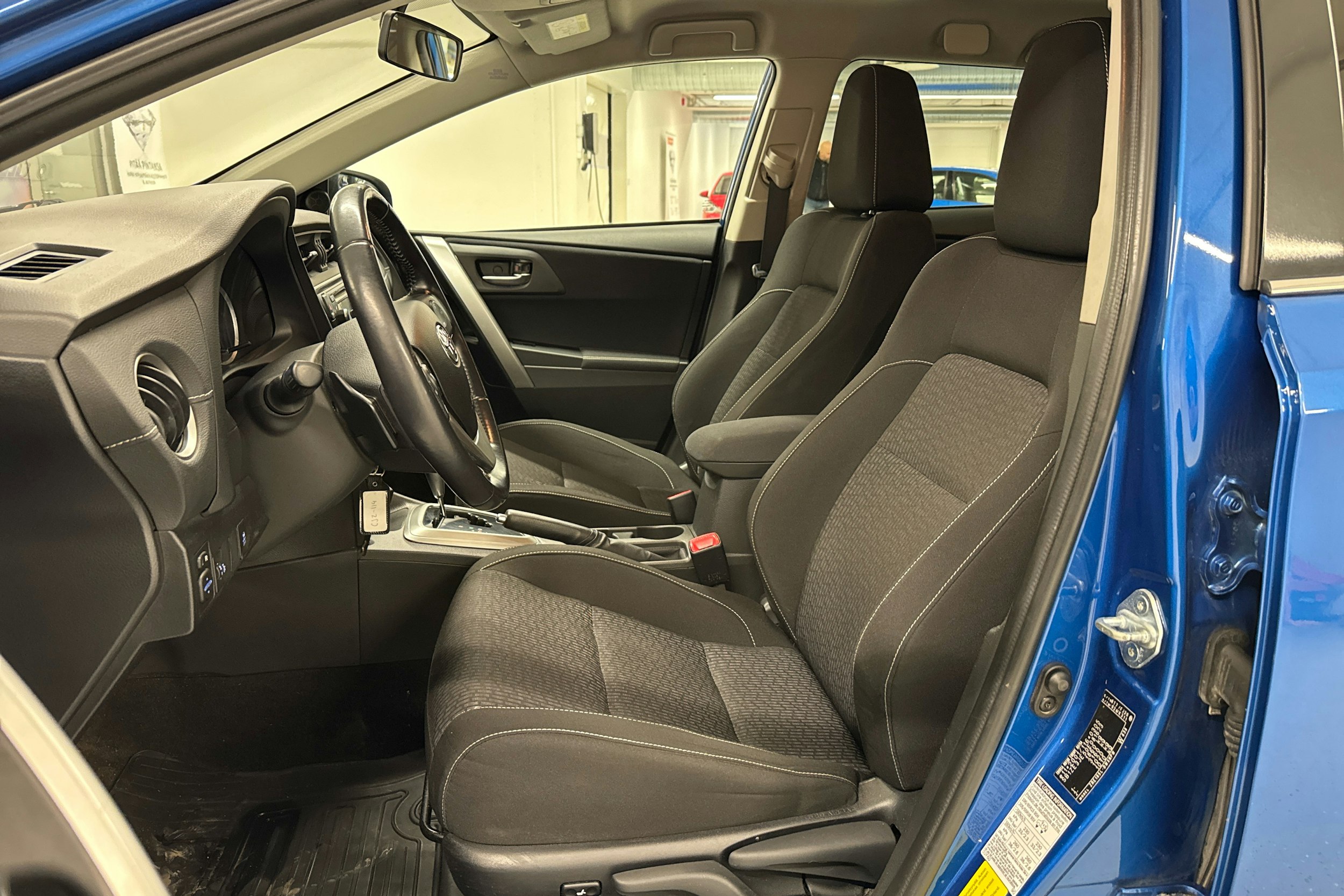 Sininen Toyota Auris 2015 kuva 6.