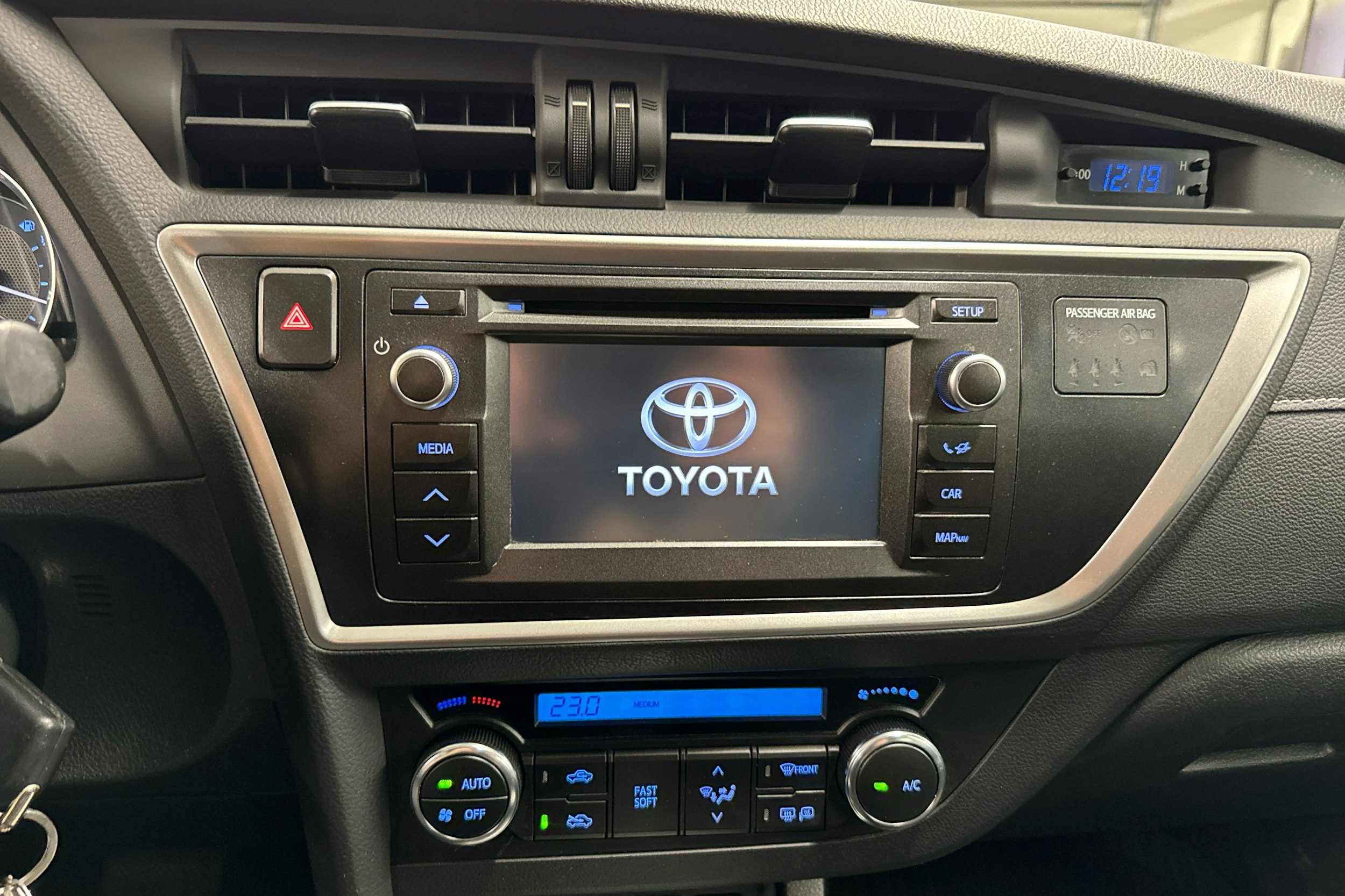 Sininen Toyota Auris 2015 kuva 14.