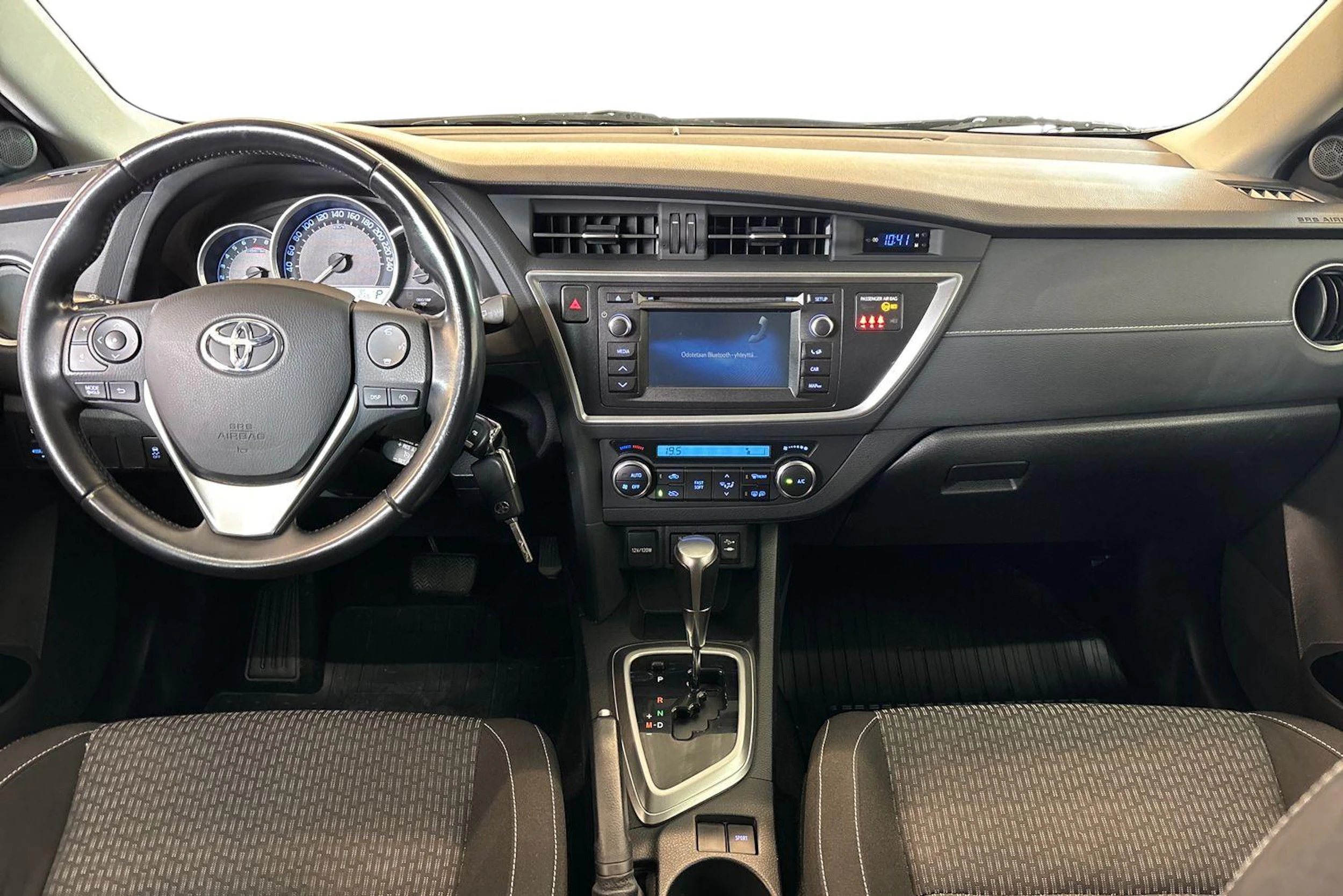 sininen Toyota Auris 2015 kuva 7.