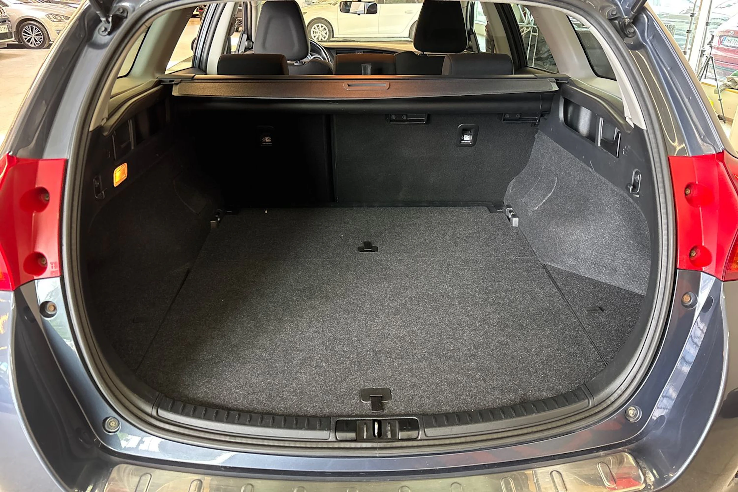 sininen Toyota Auris 2015 kuva 22.