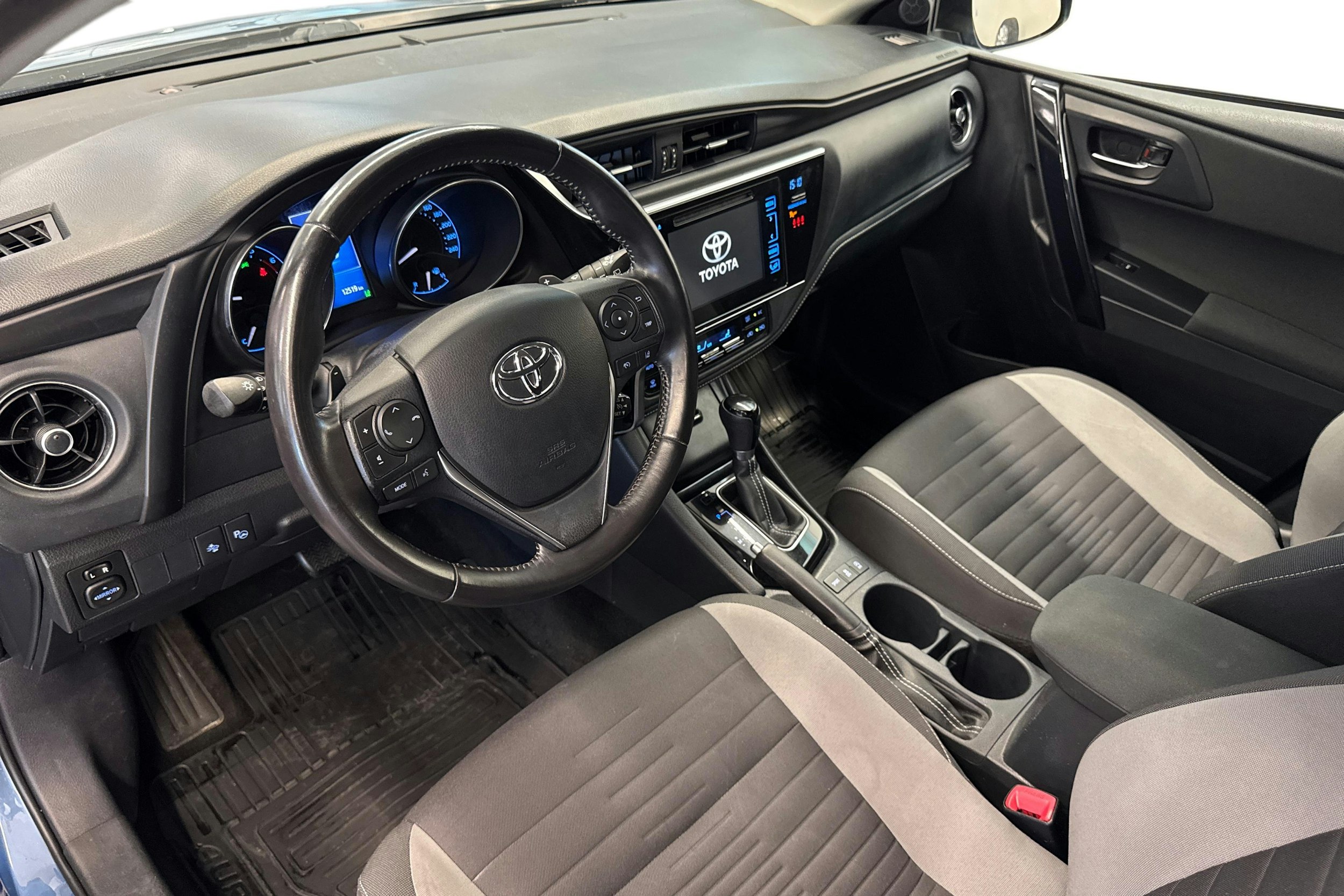 sininen Toyota Auris 2015 kuva 7.