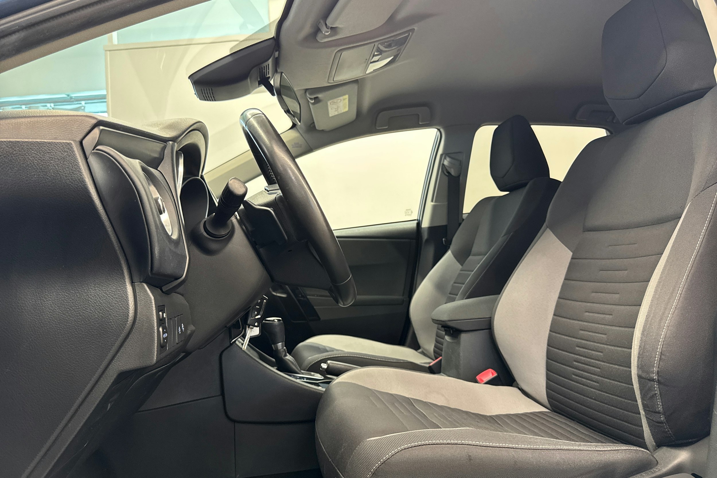 sininen Toyota Auris 2015 kuva 15.