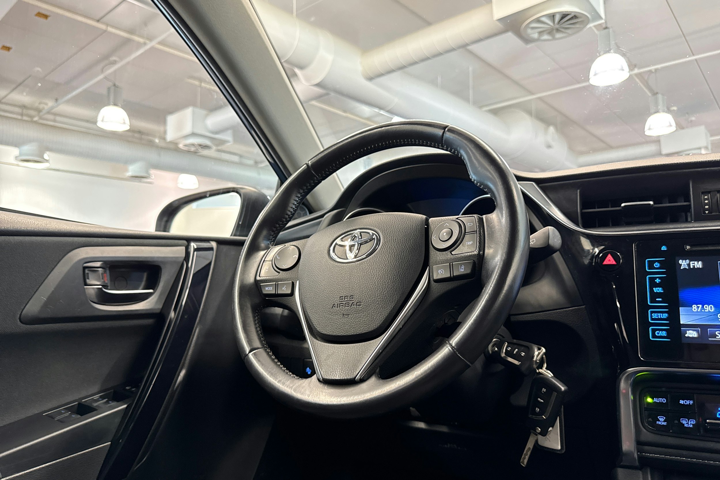 sininen Toyota Auris 2015 kuva 16.