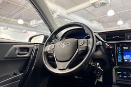 sininen Toyota Auris 2015 kuva 16.
