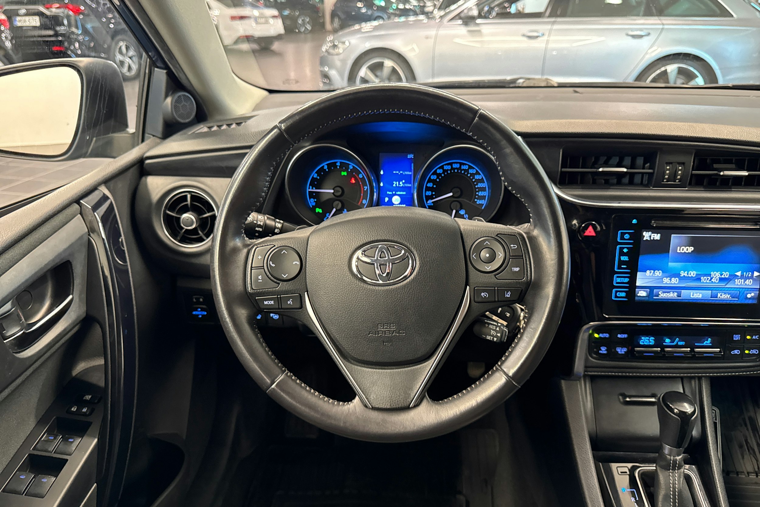 sininen Toyota Auris 2015 kuva 17.