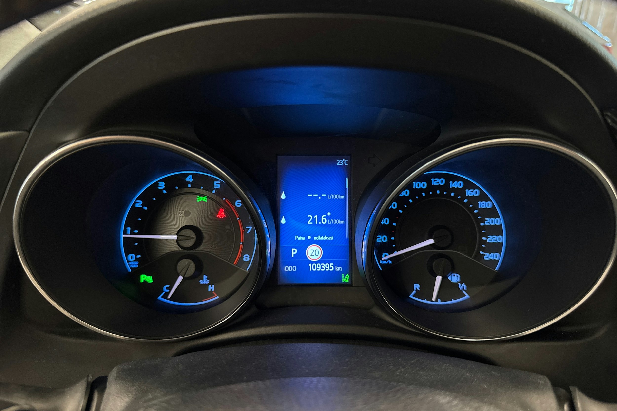 sininen Toyota Auris 2015 kuva 18.