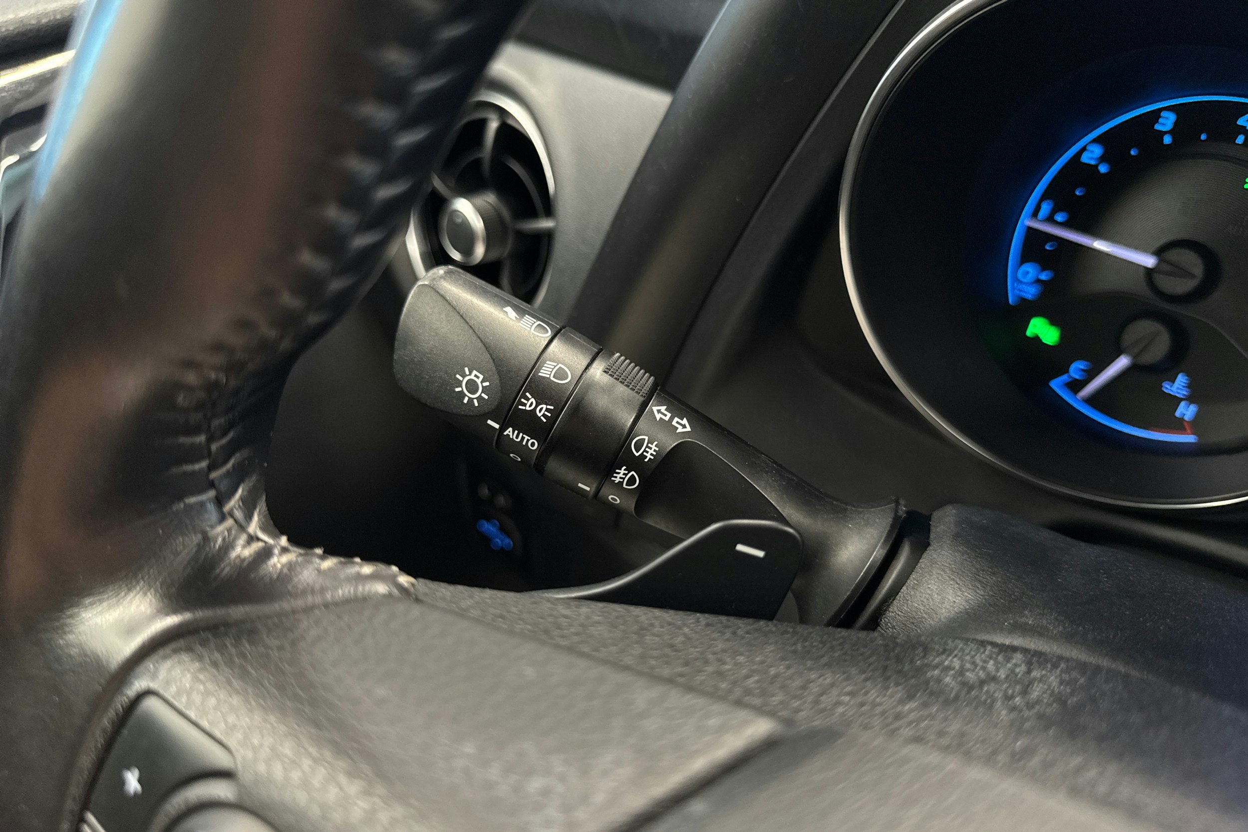 sininen Toyota Auris 2015 kuva 19.