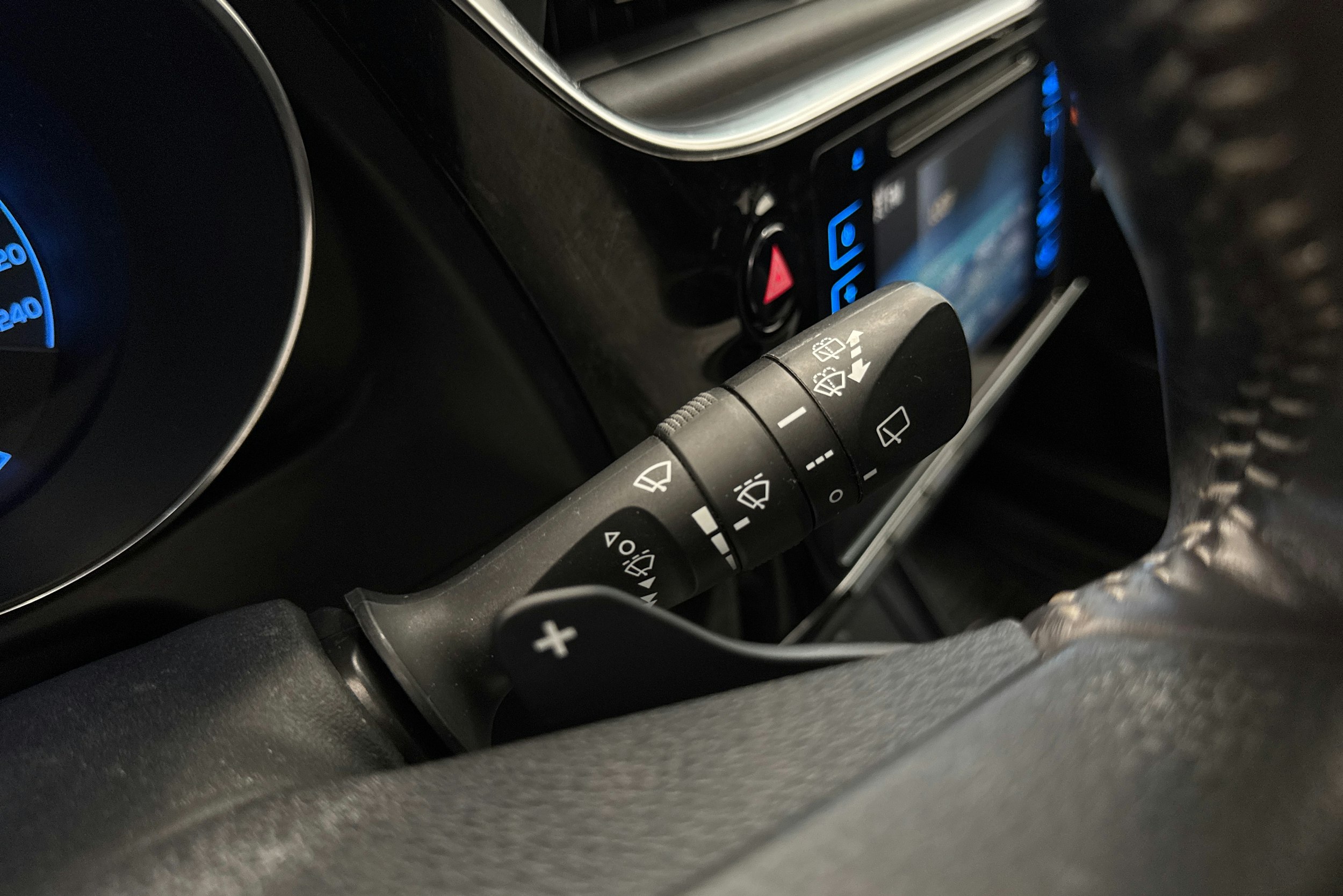 sininen Toyota Auris 2015 kuva 20.
