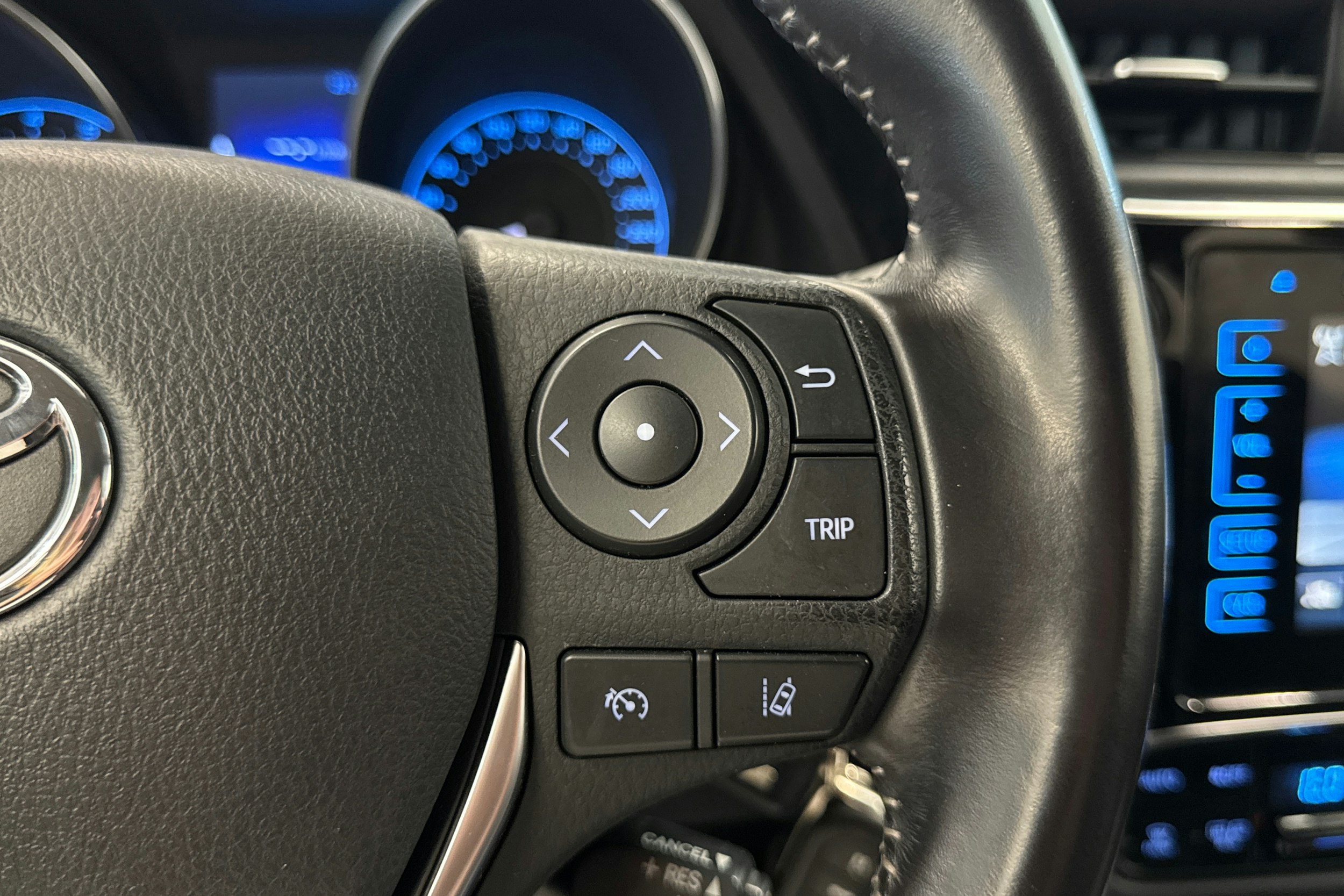 sininen Toyota Auris 2015 kuva 22.