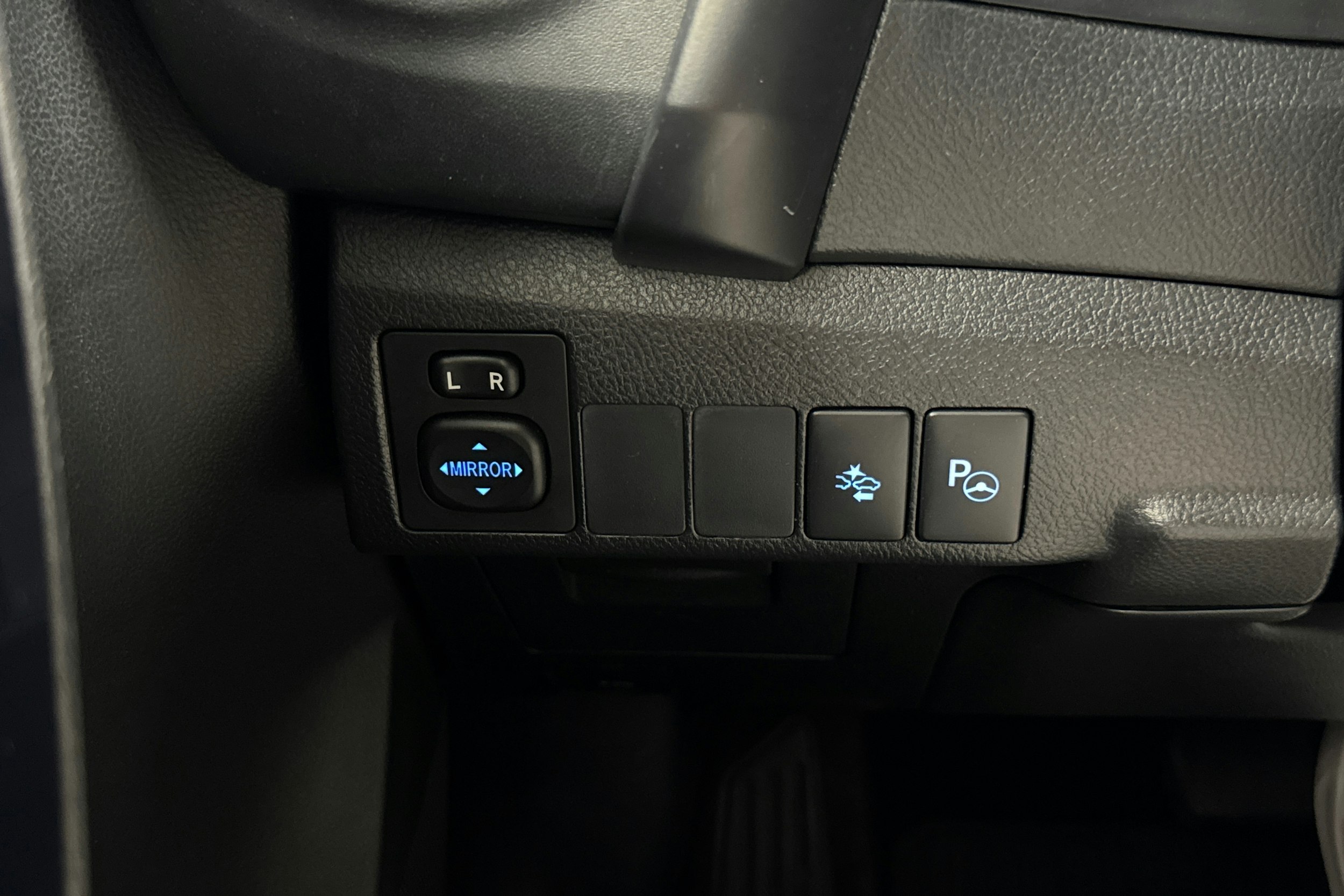sininen Toyota Auris 2015 kuva 23.