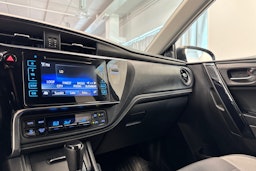 sininen Toyota Auris 2015 kuva 27.