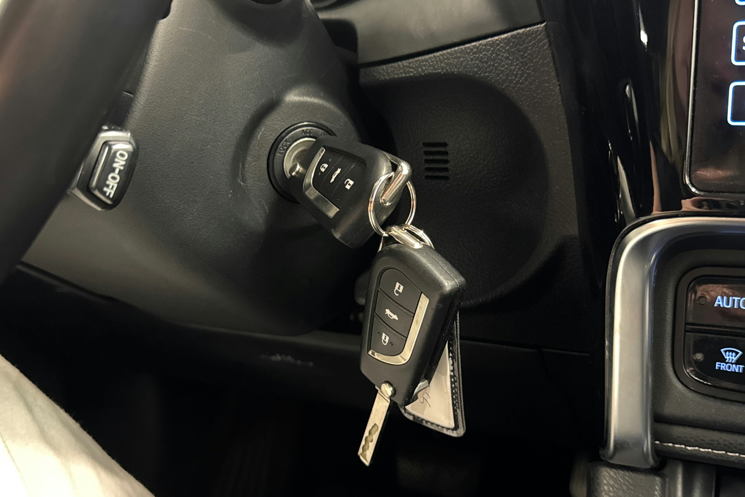 sininen Toyota Auris 2015 kuva 28.