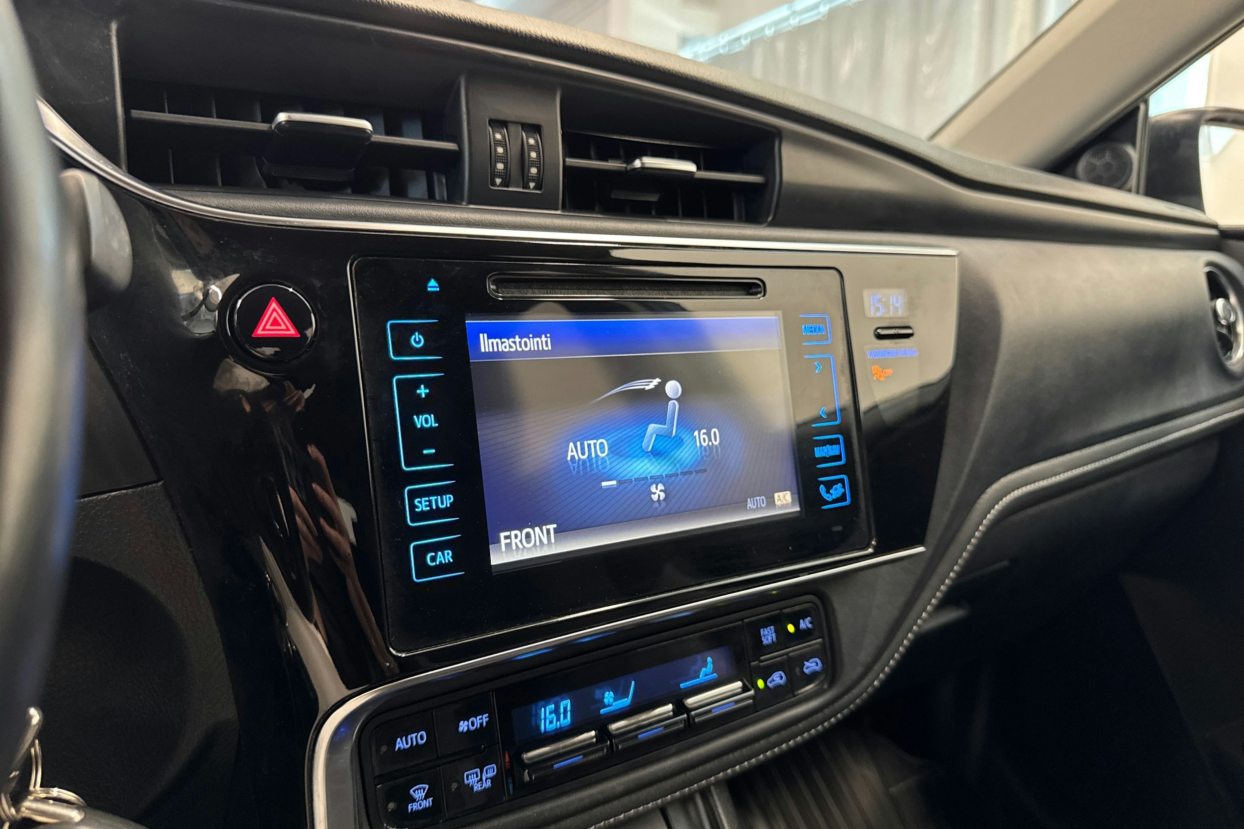 sininen Toyota Auris 2015 kuva 32.