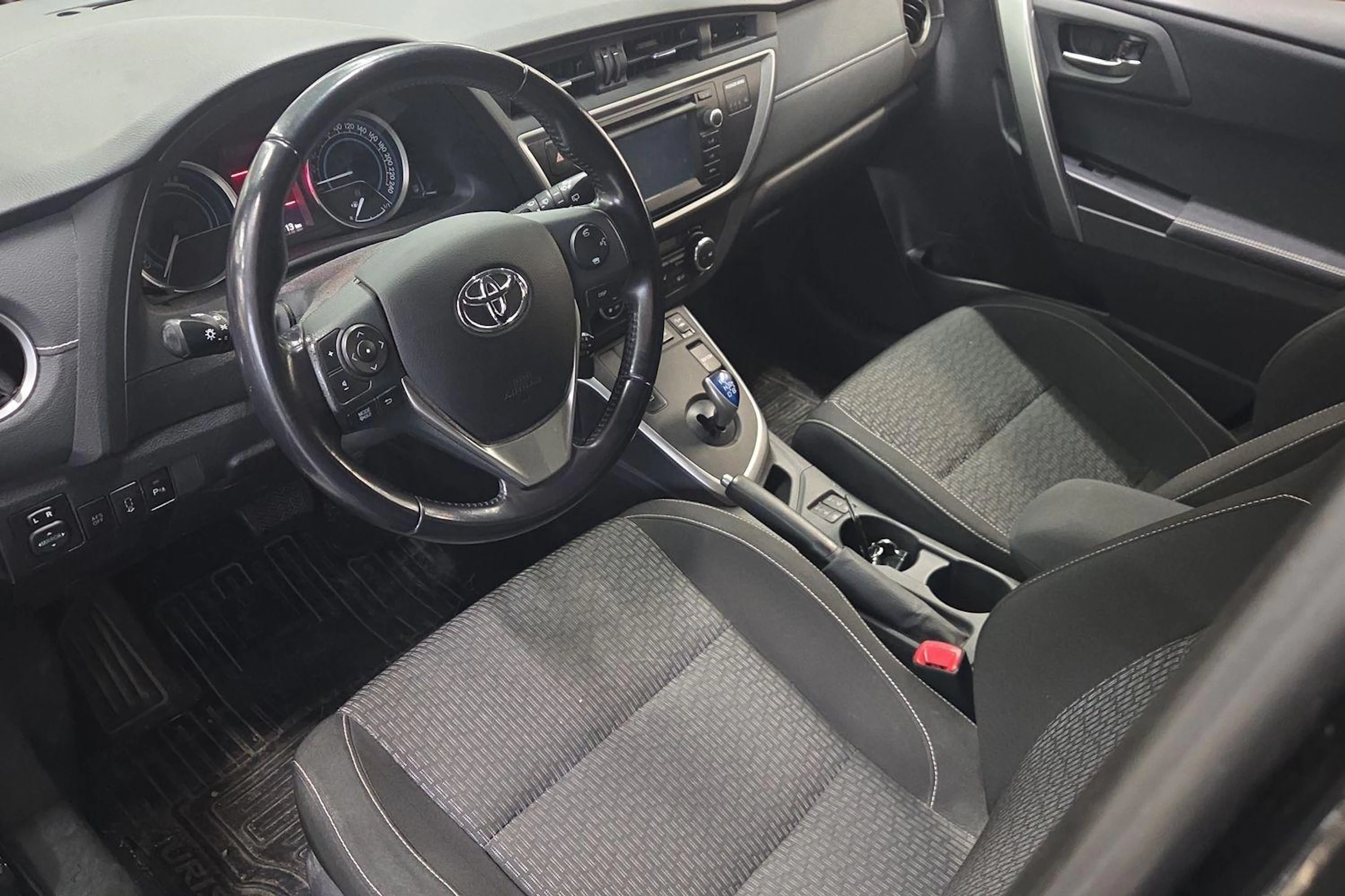 musta Toyota Auris 2015 kuva 3.