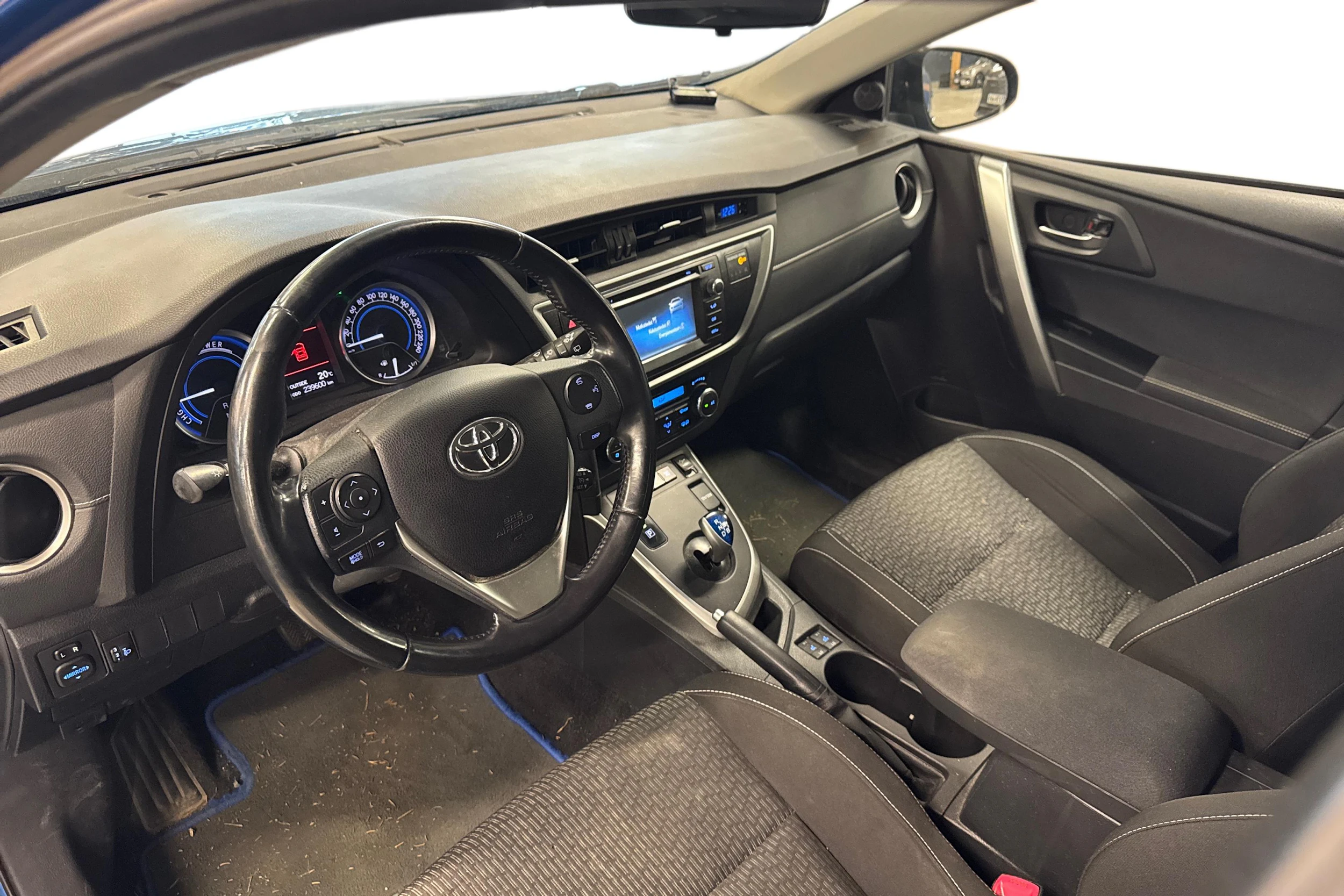 sininen Toyota Auris 2015 kuva 3.
