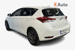 valkoinen Toyota Auris 2015 kuva 2.