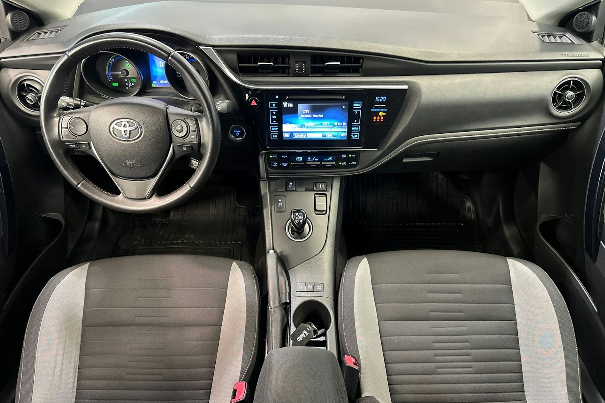 valkoinen Toyota Auris 2015 kuva 9.