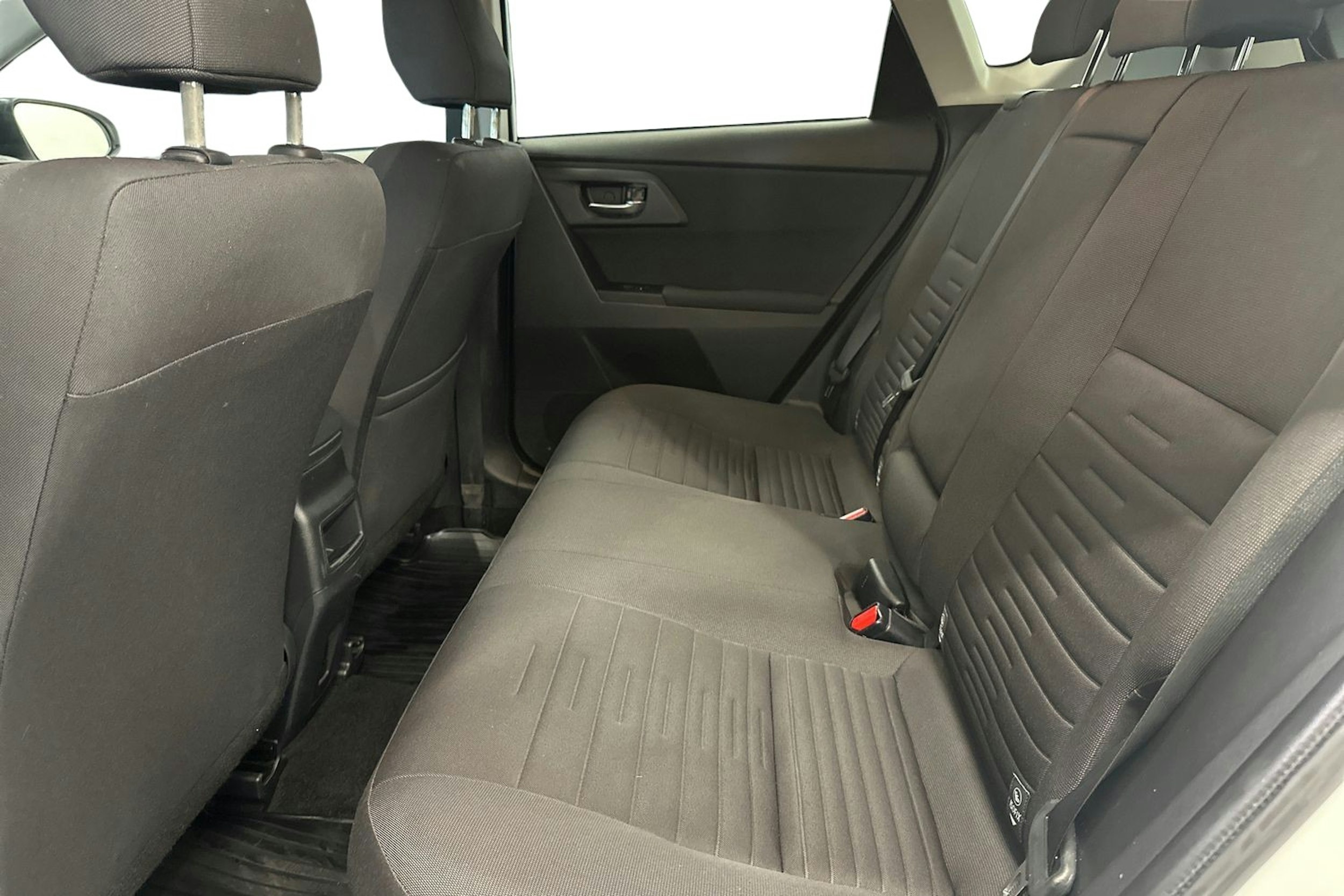 valkoinen Toyota Auris 2015 kuva 10.