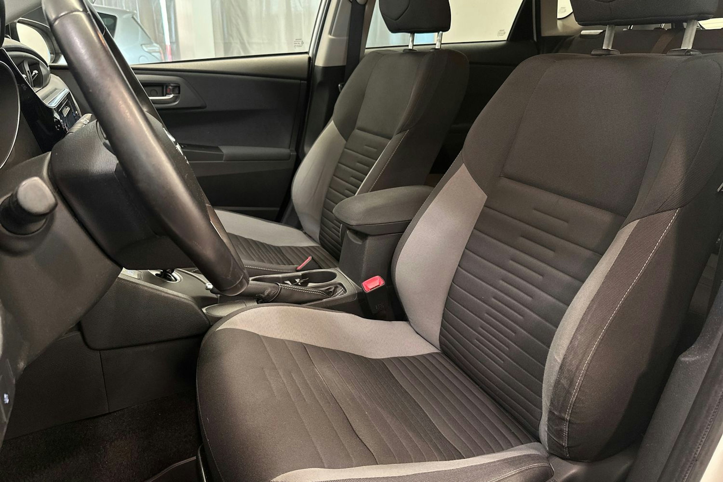 valkoinen Toyota Auris 2015 kuva 14.