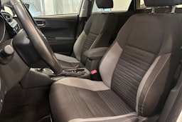 valkoinen Toyota Auris 2015 kuva 14.
