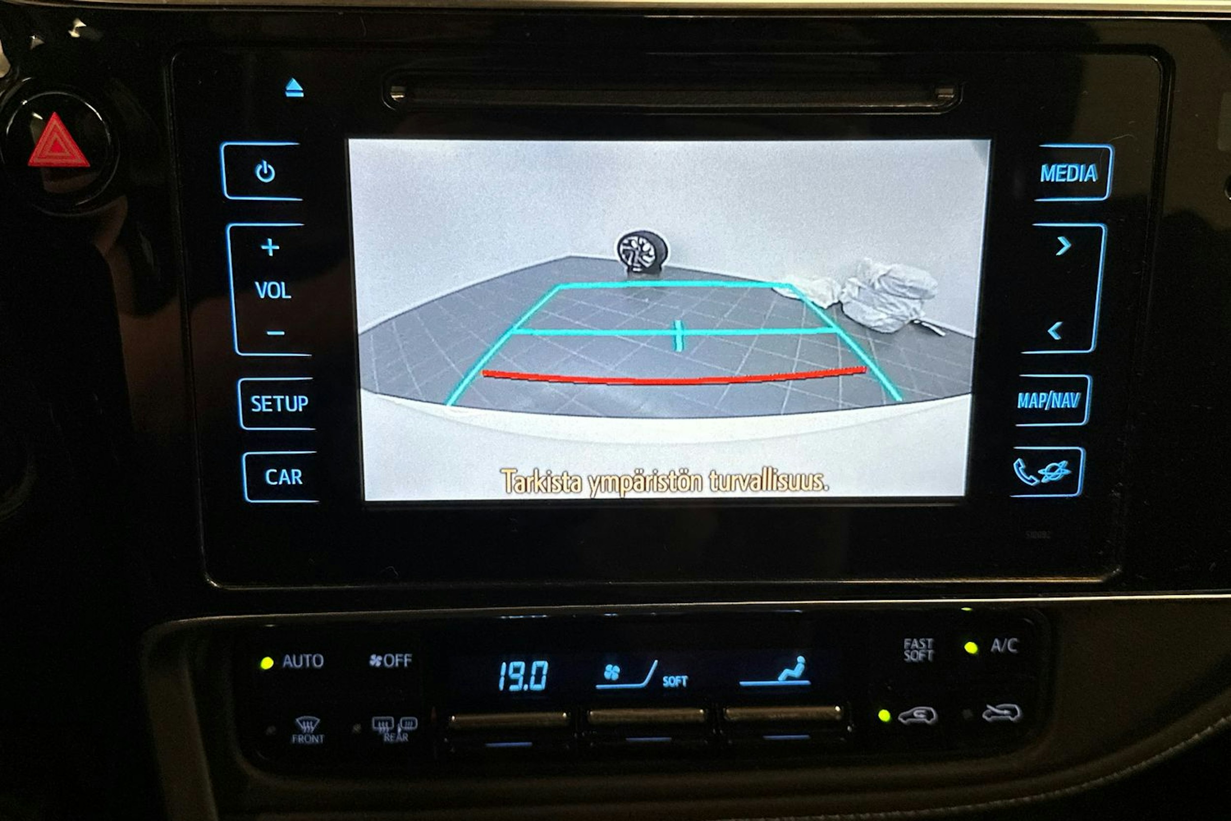 valkoinen Toyota Auris 2015 kuva 21.