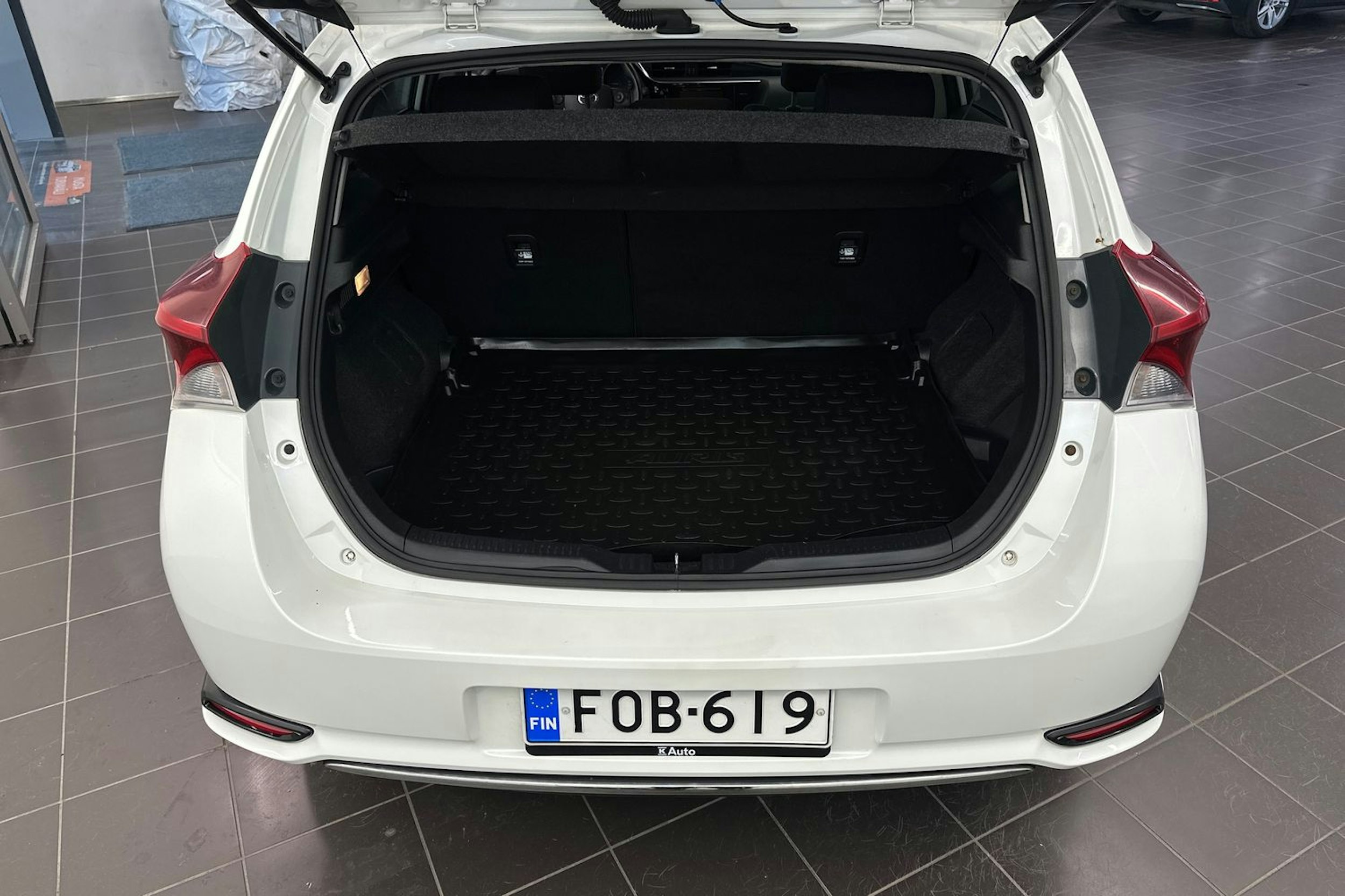 valkoinen Toyota Auris 2015 kuva 22.