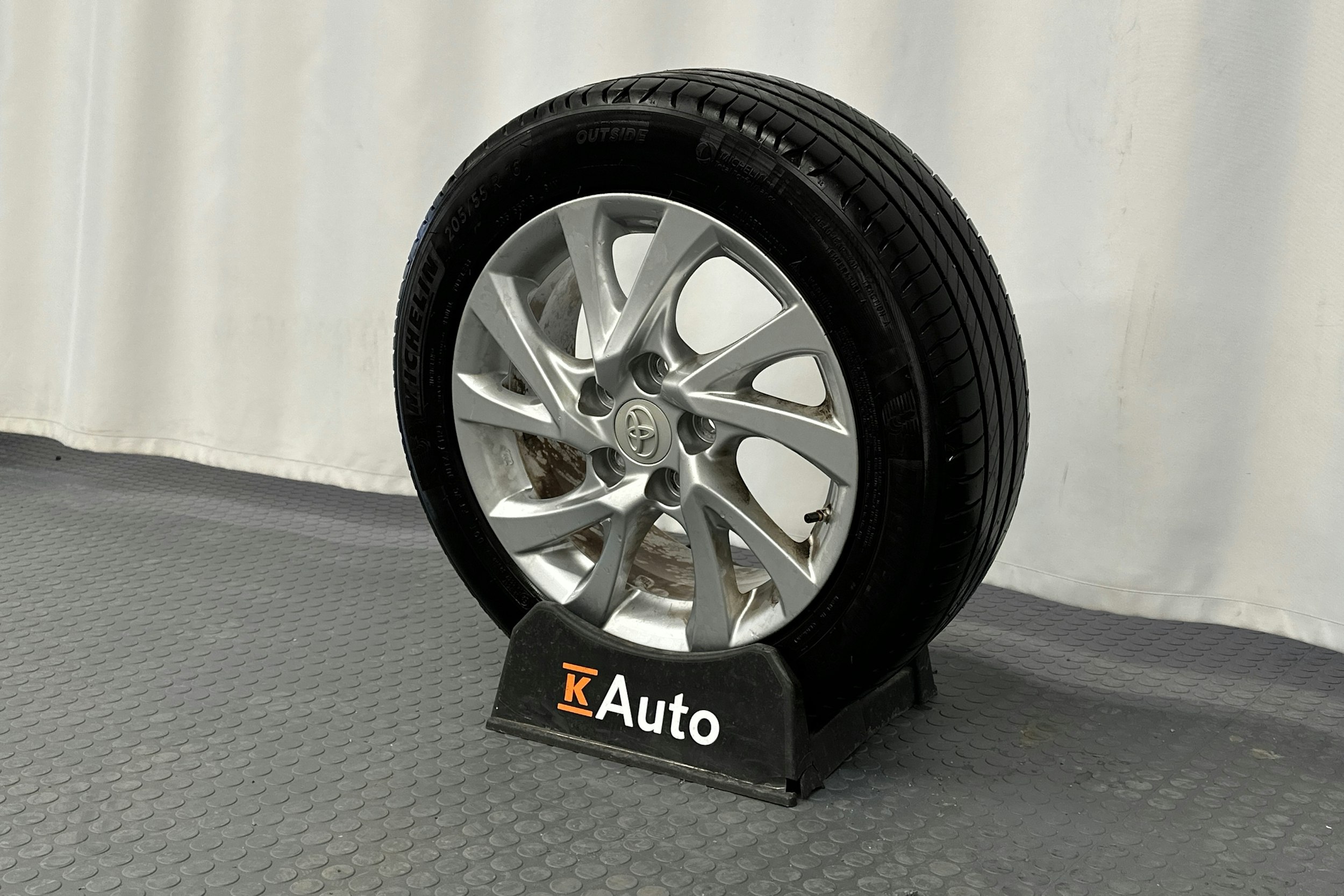 valkoinen Toyota Auris 2015 kuva 13.