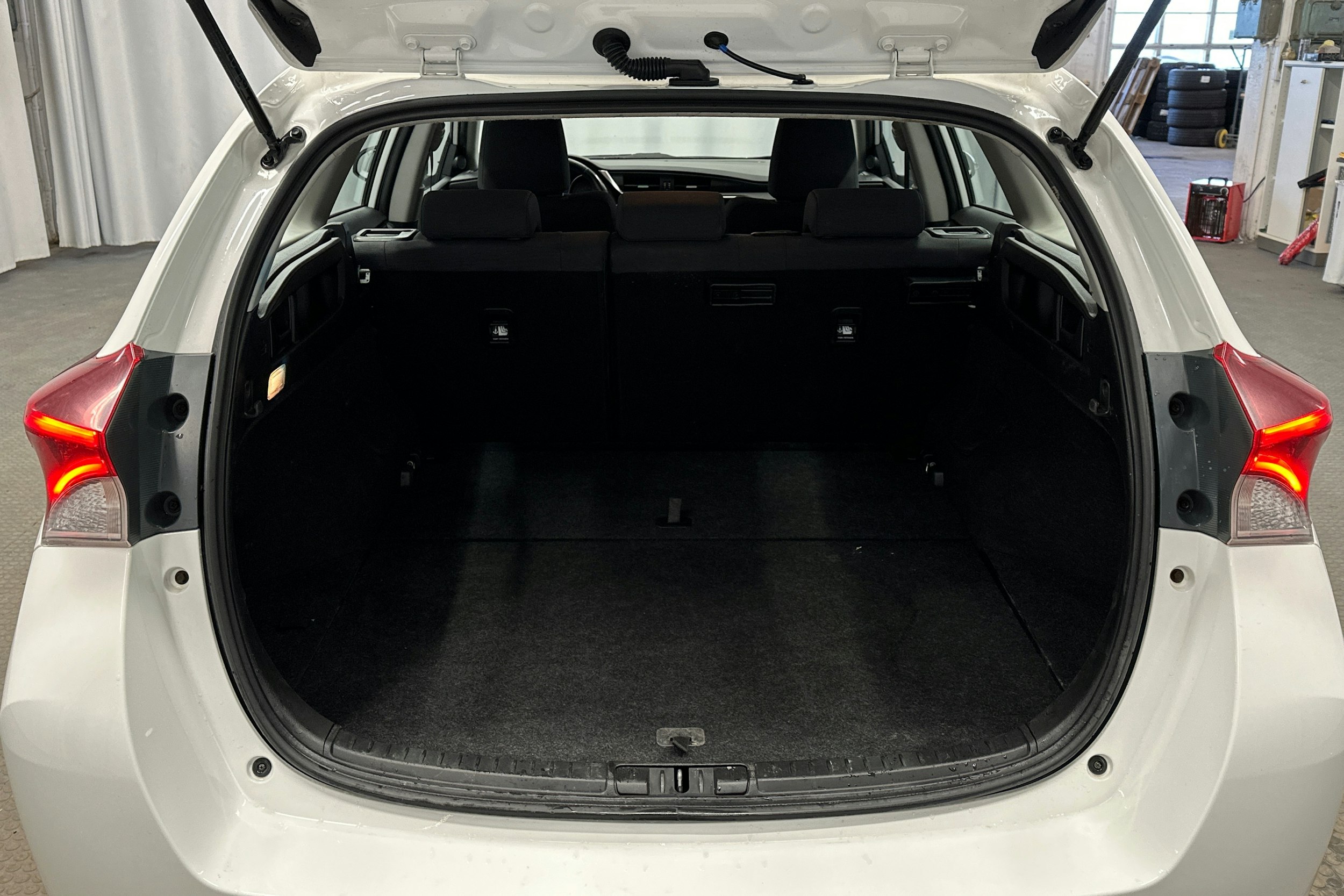 valkoinen Toyota Auris 2015 kuva 14.