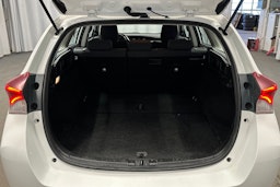 valkoinen Toyota Auris 2015 kuva 14.