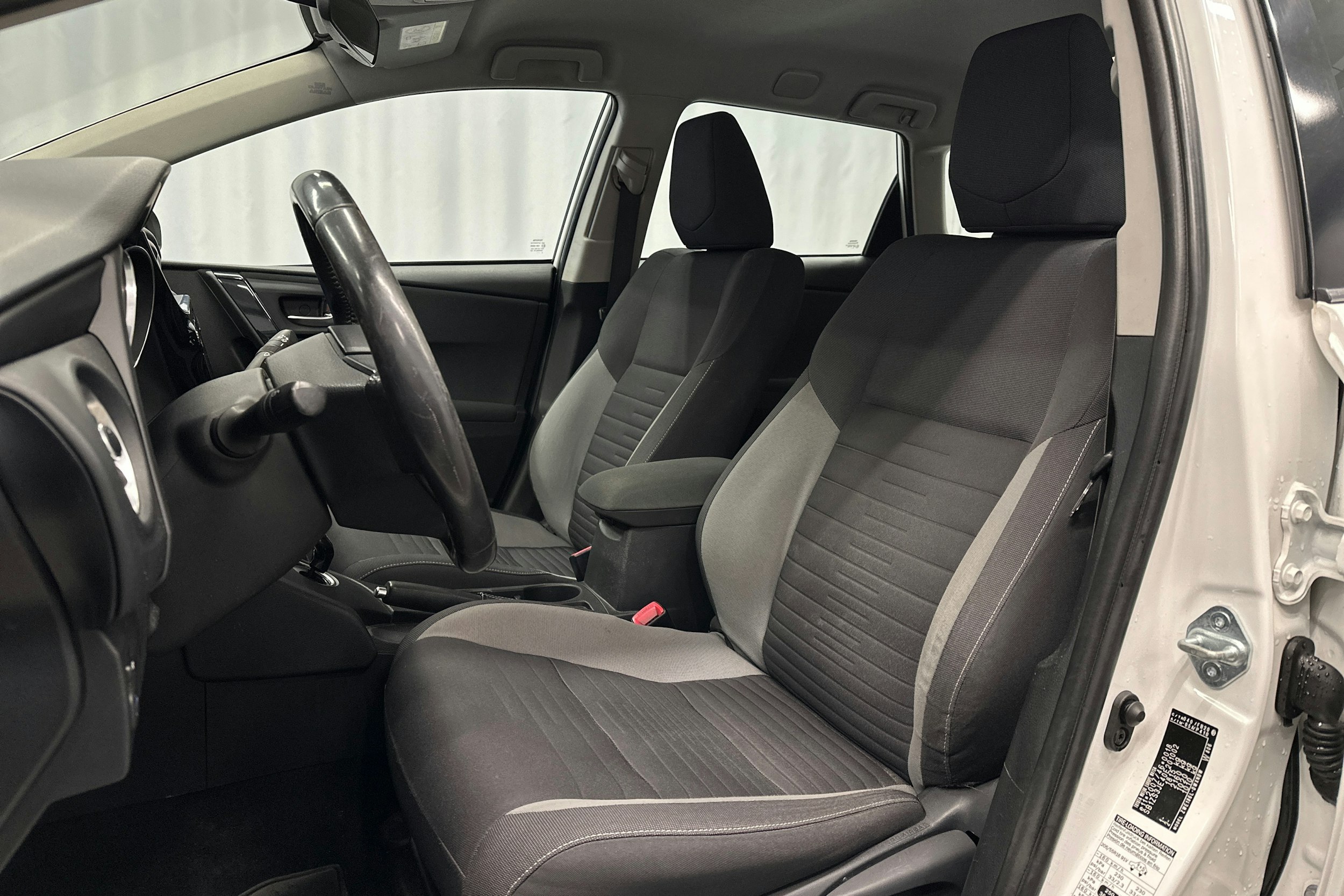 valkoinen Toyota Auris 2015 kuva 15.