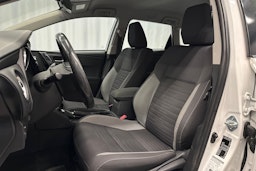 valkoinen Toyota Auris 2015 kuva 15.