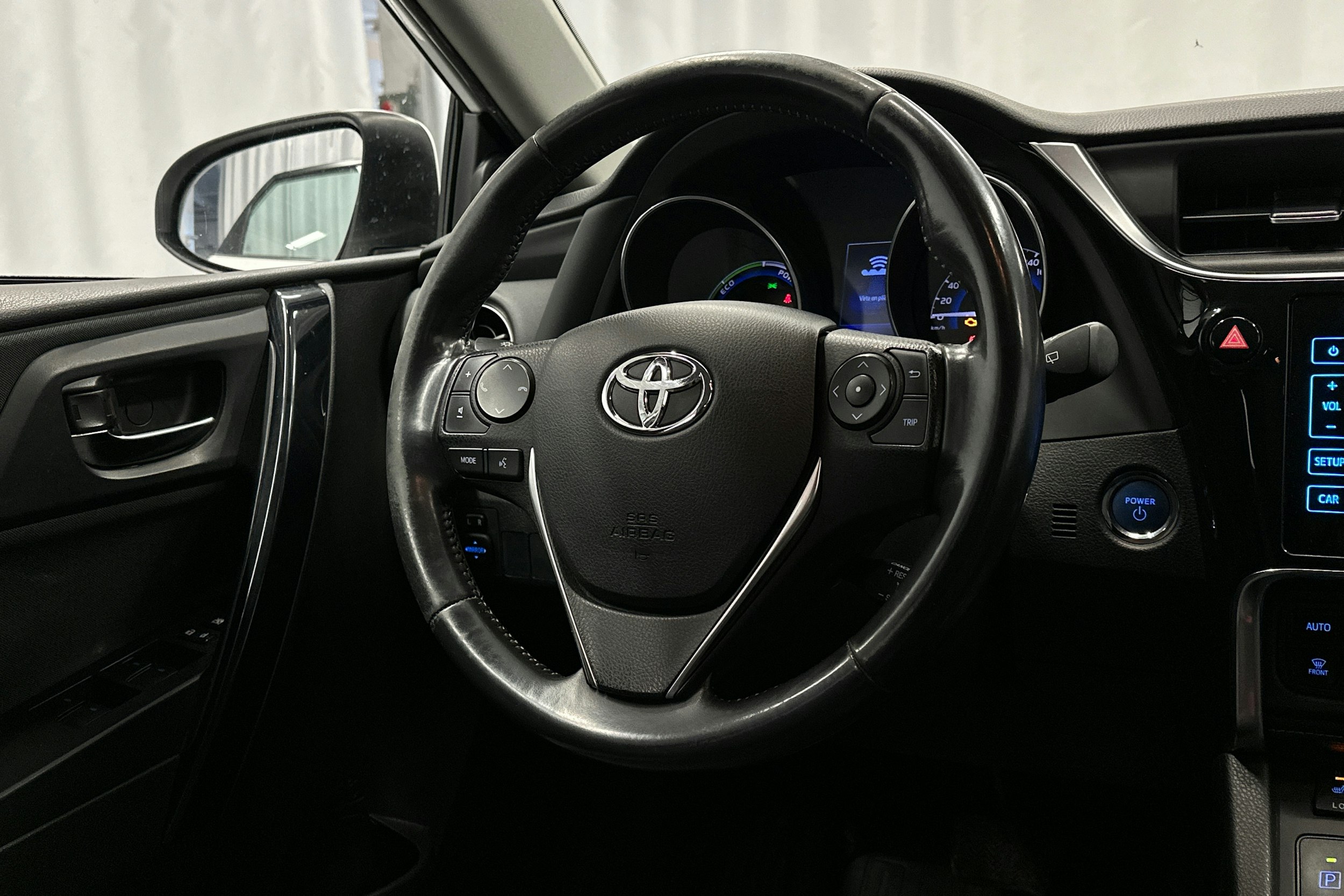 valkoinen Toyota Auris 2015 kuva 17.