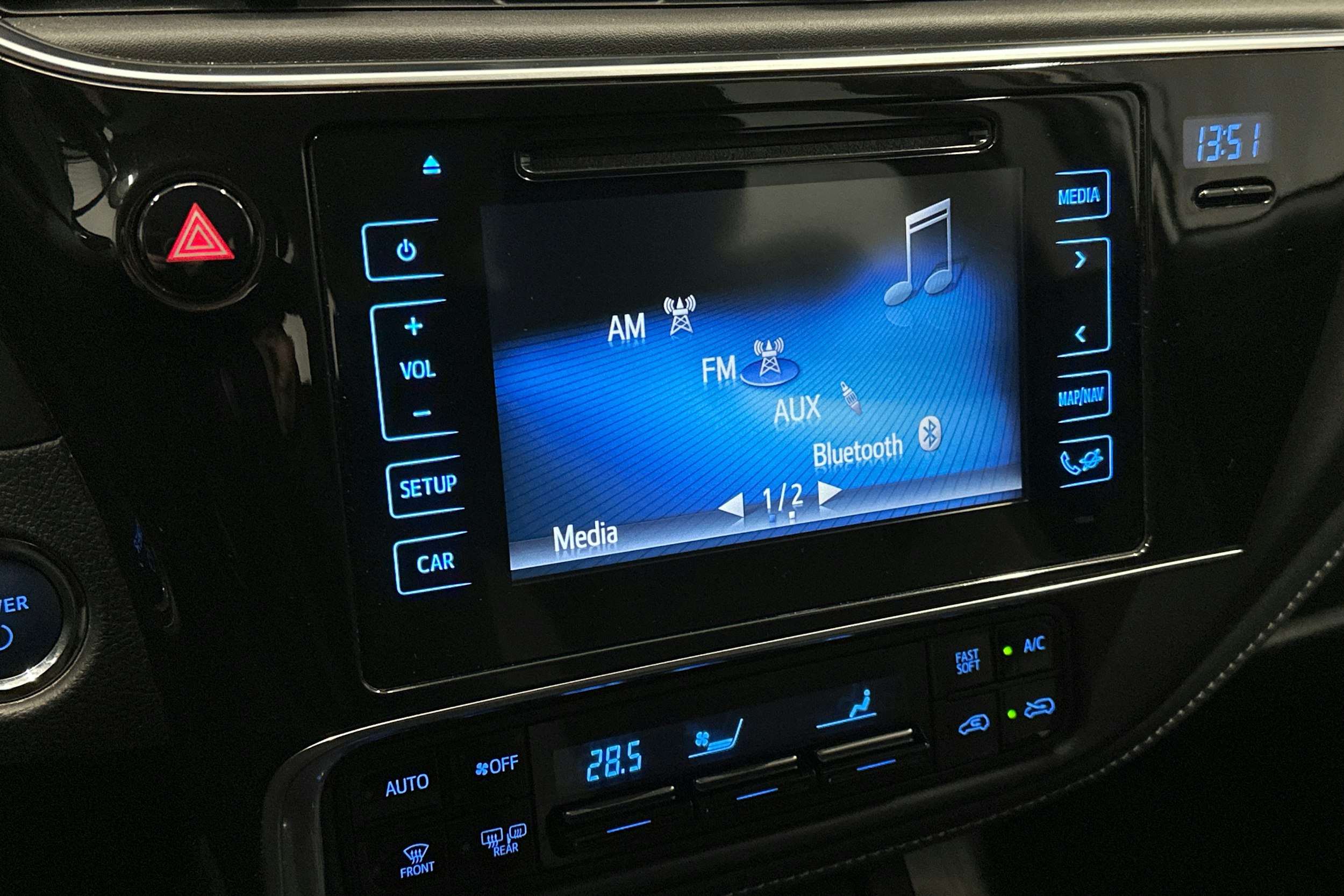 valkoinen Toyota Auris 2015 kuva 23.