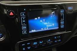 valkoinen Toyota Auris 2015 kuva 23.