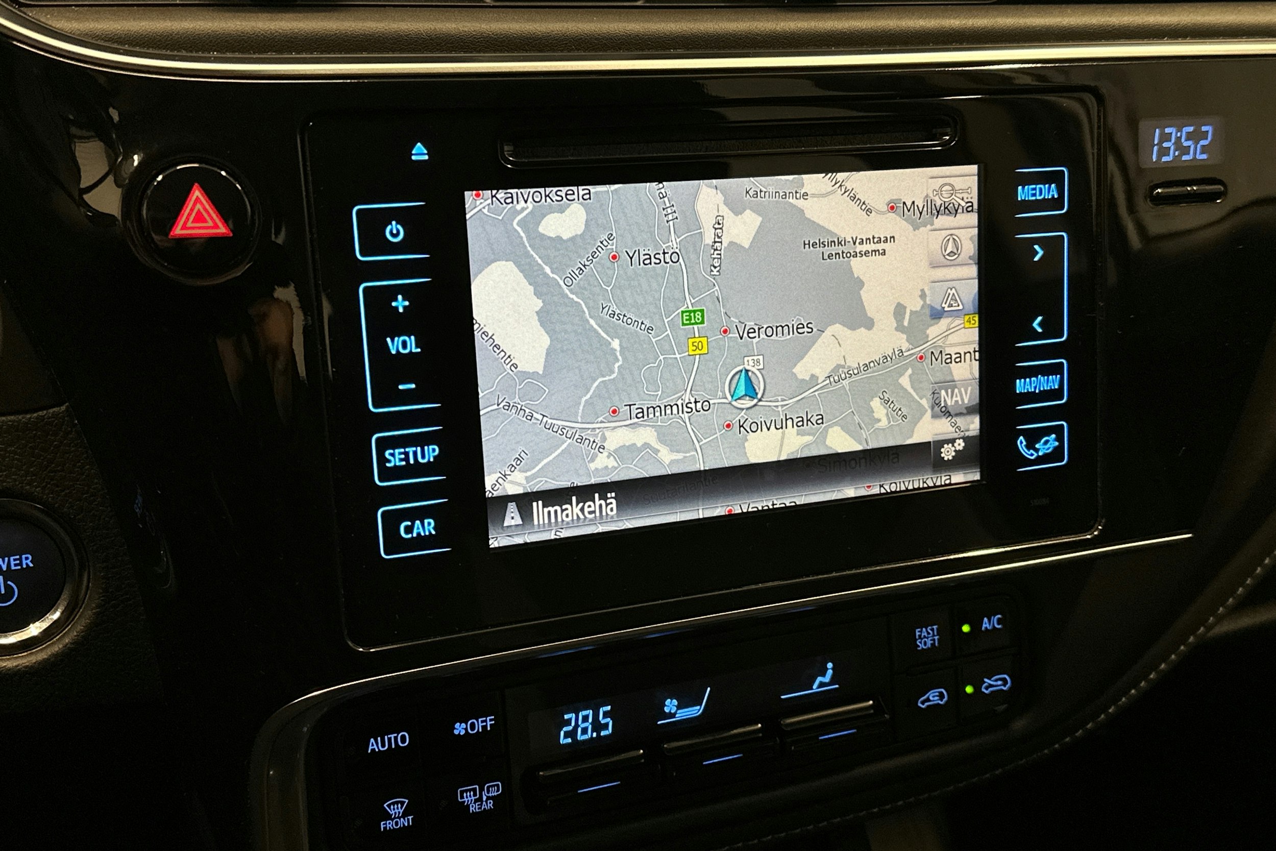 valkoinen Toyota Auris 2015 kuva 24.