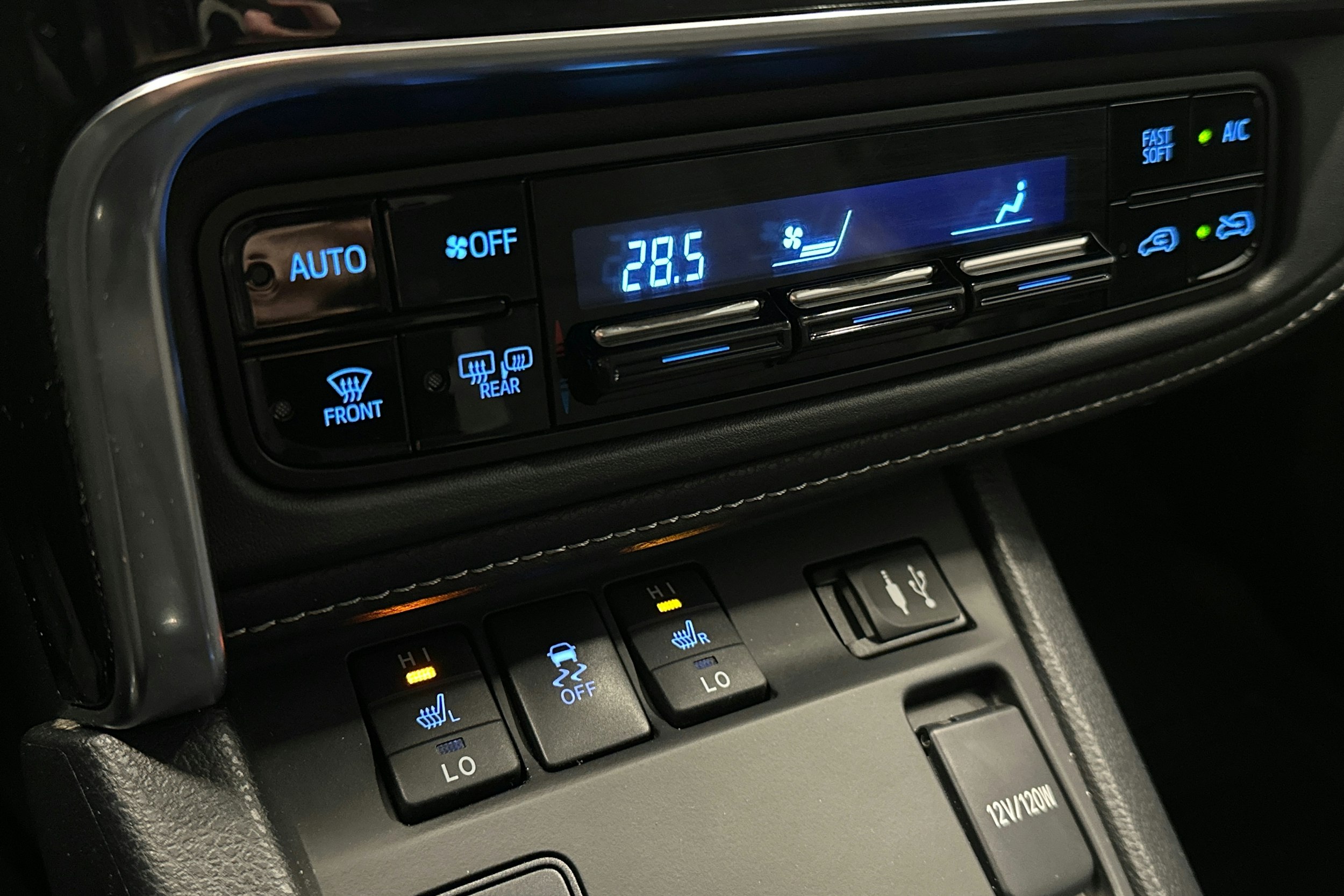 valkoinen Toyota Auris 2015 kuva 26.