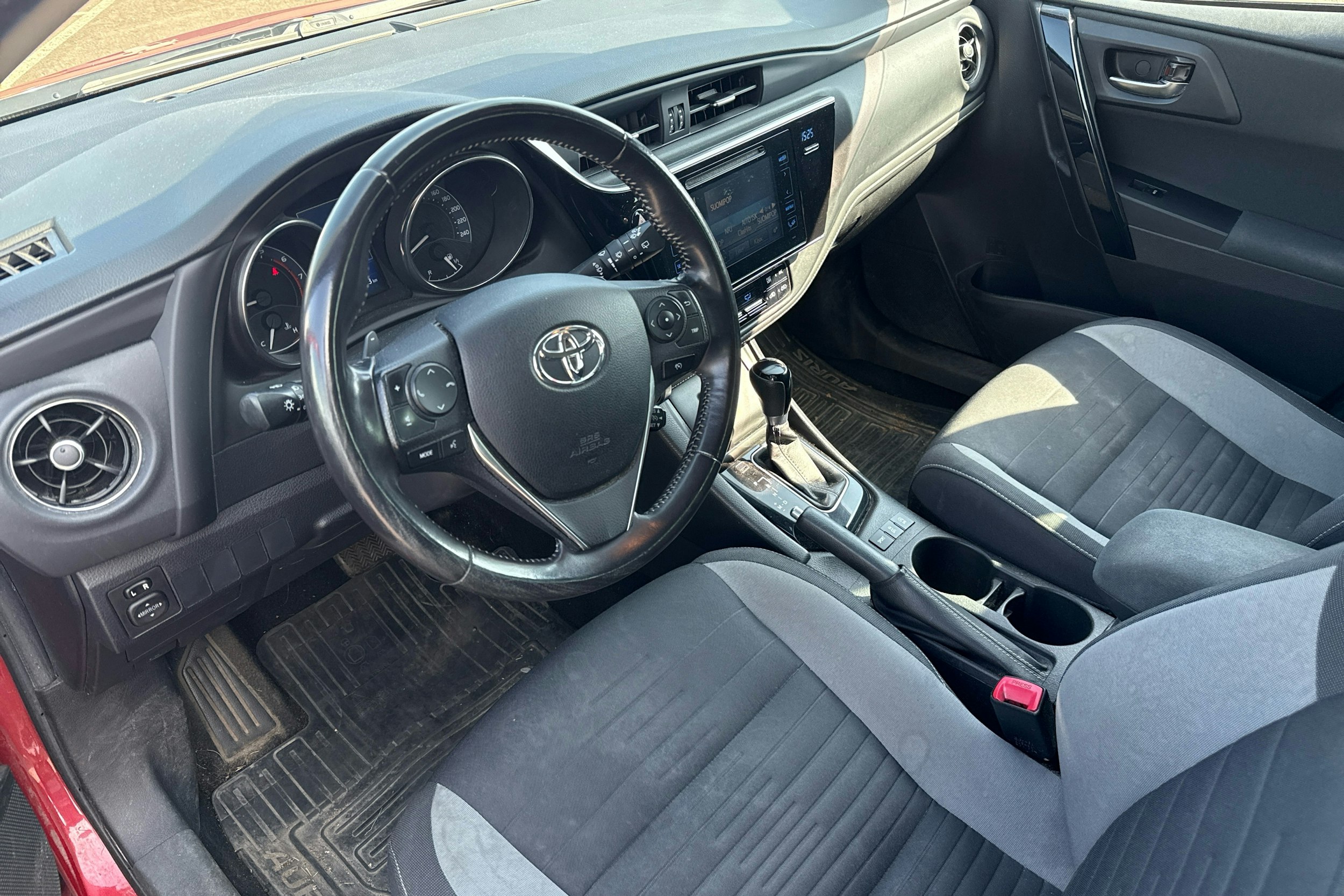 punainen Toyota Auris 2015 kuva 3.